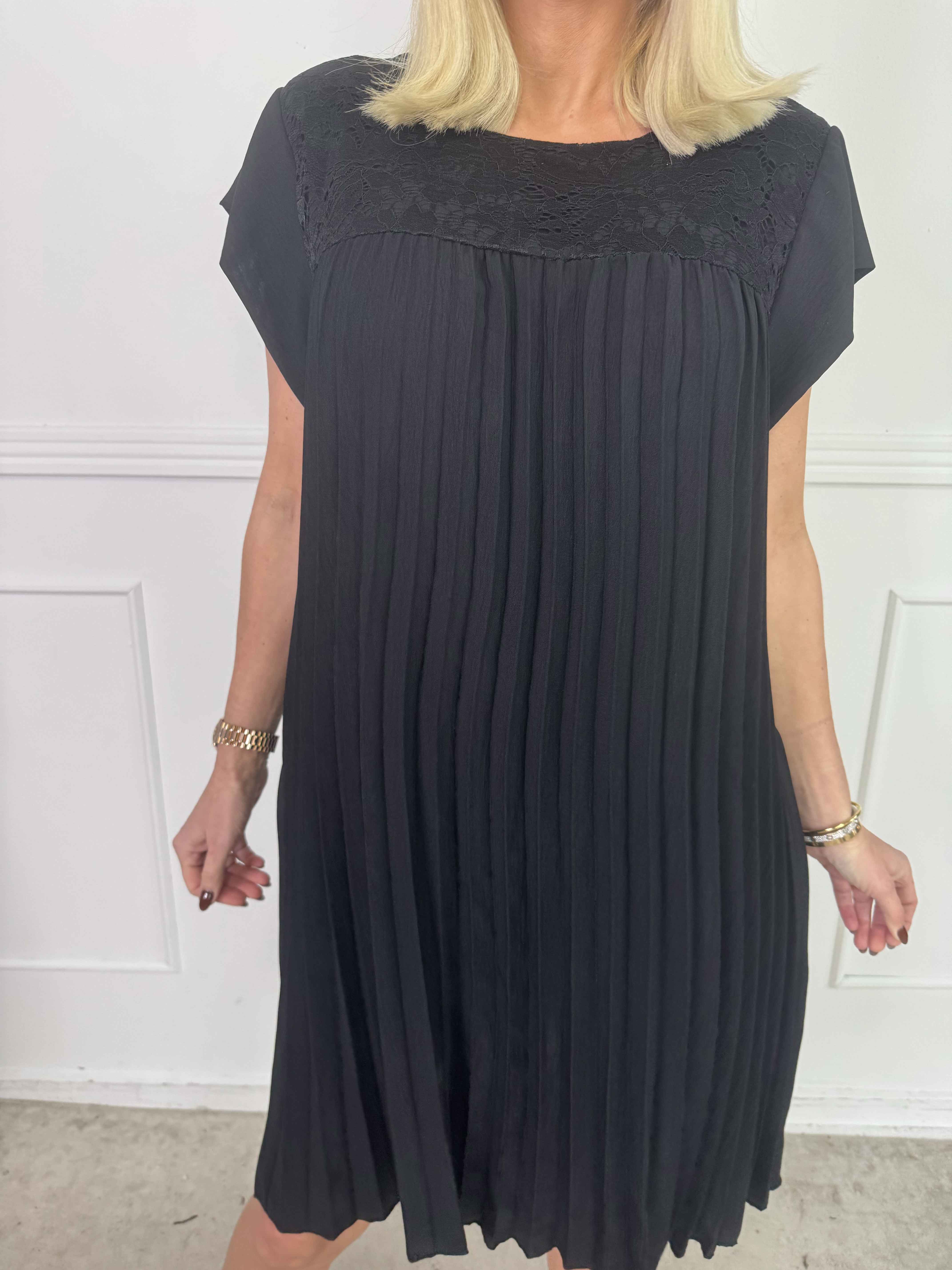 Nancy Lace Short - Plisseret kjole med blonde og lommer