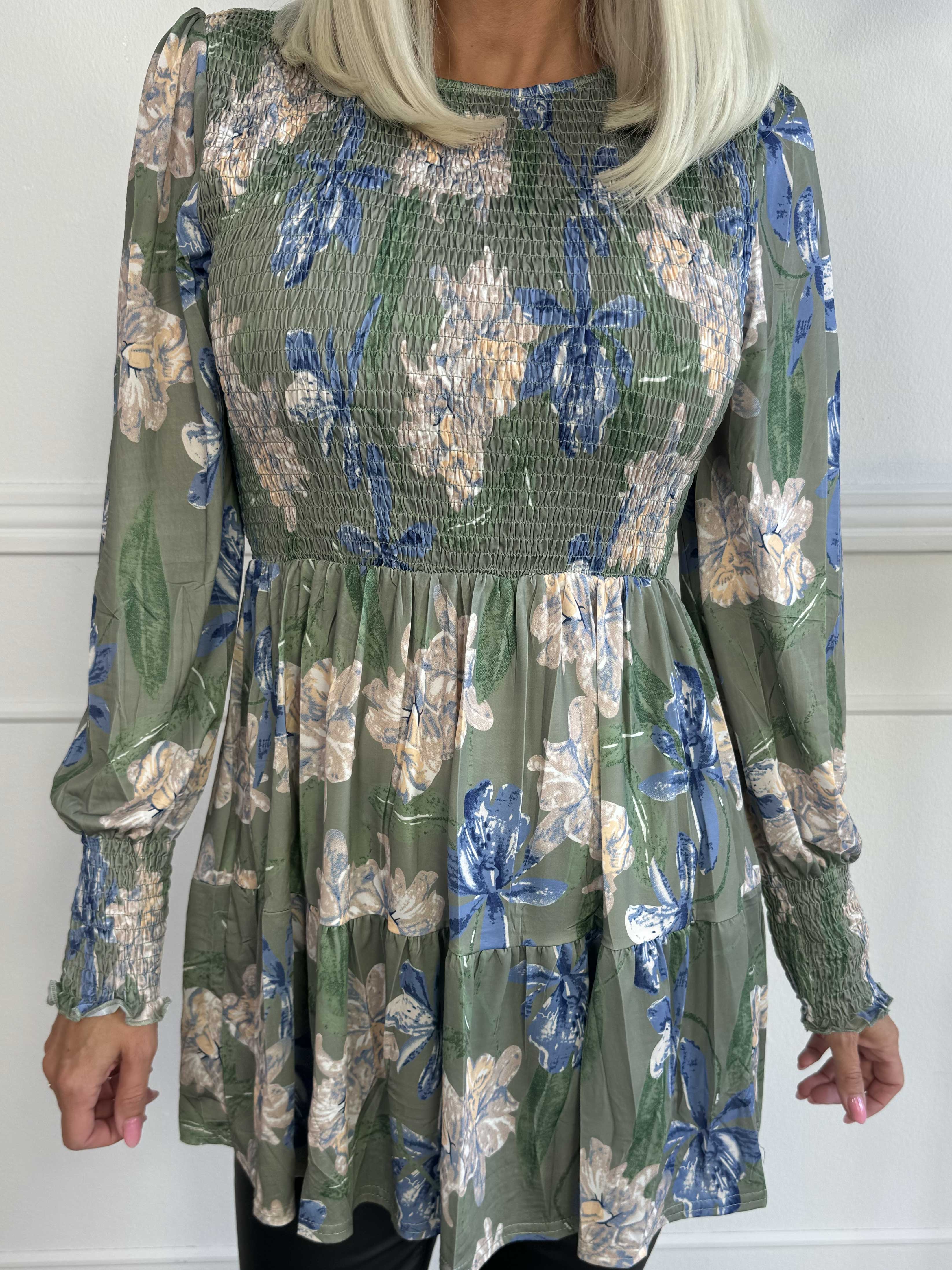 Kelly Flower Shirt - Elastisk bluse med smock henover brystet