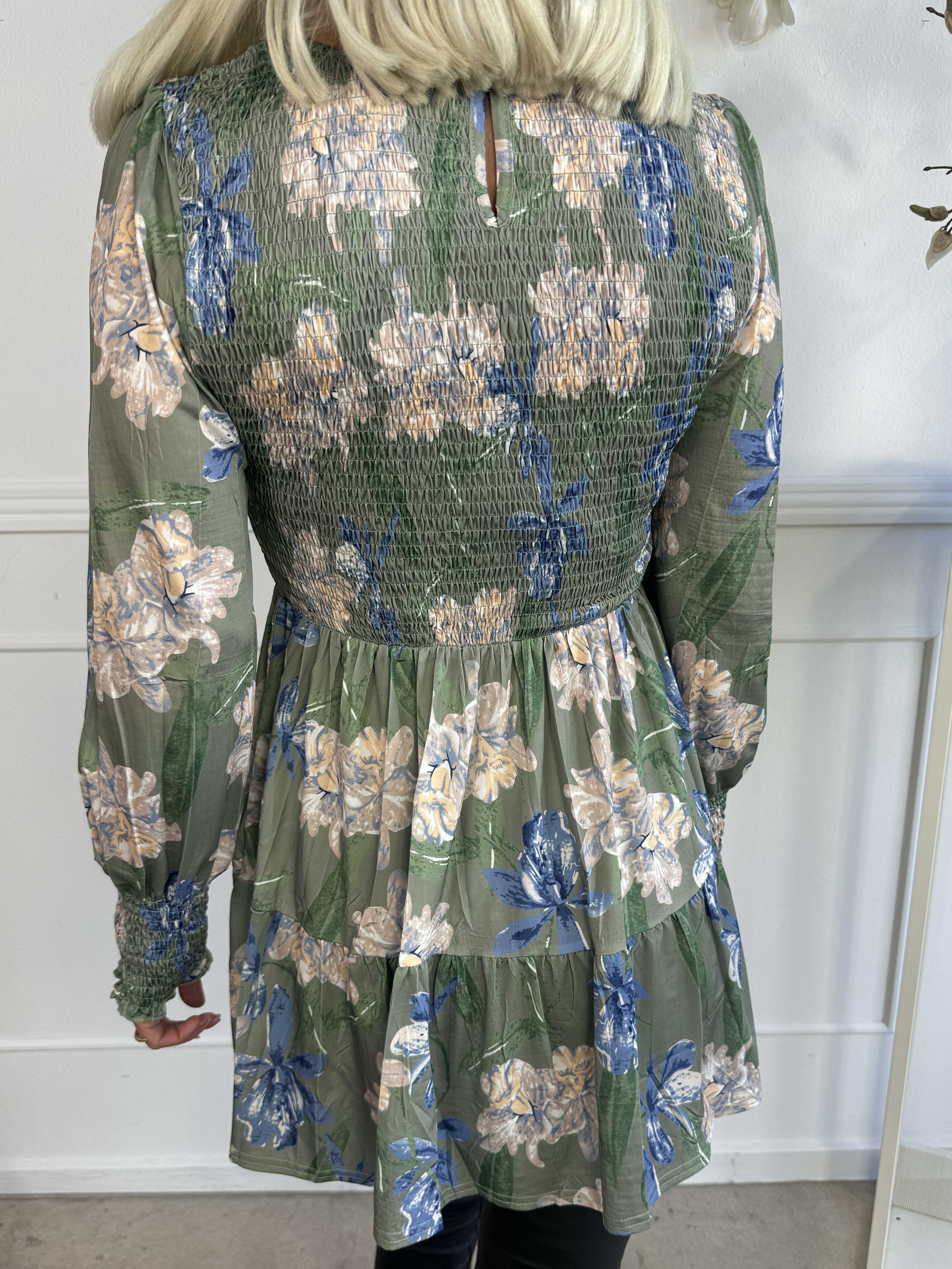 Kelly Flower Shirt - Elastisk bluse med smock henover brystet