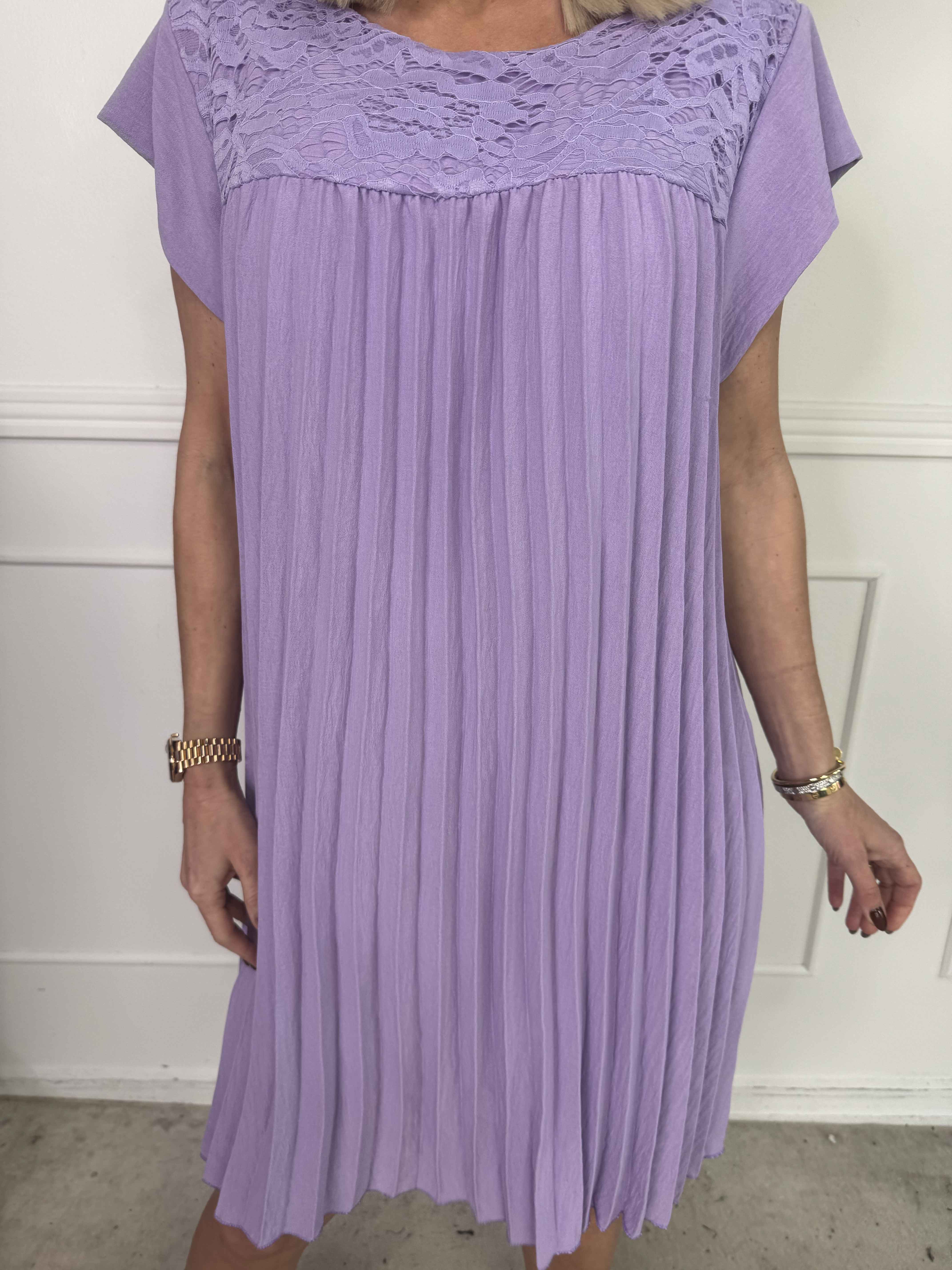 Nancy Lace Short - Plisseret kjole med blonde og lommer