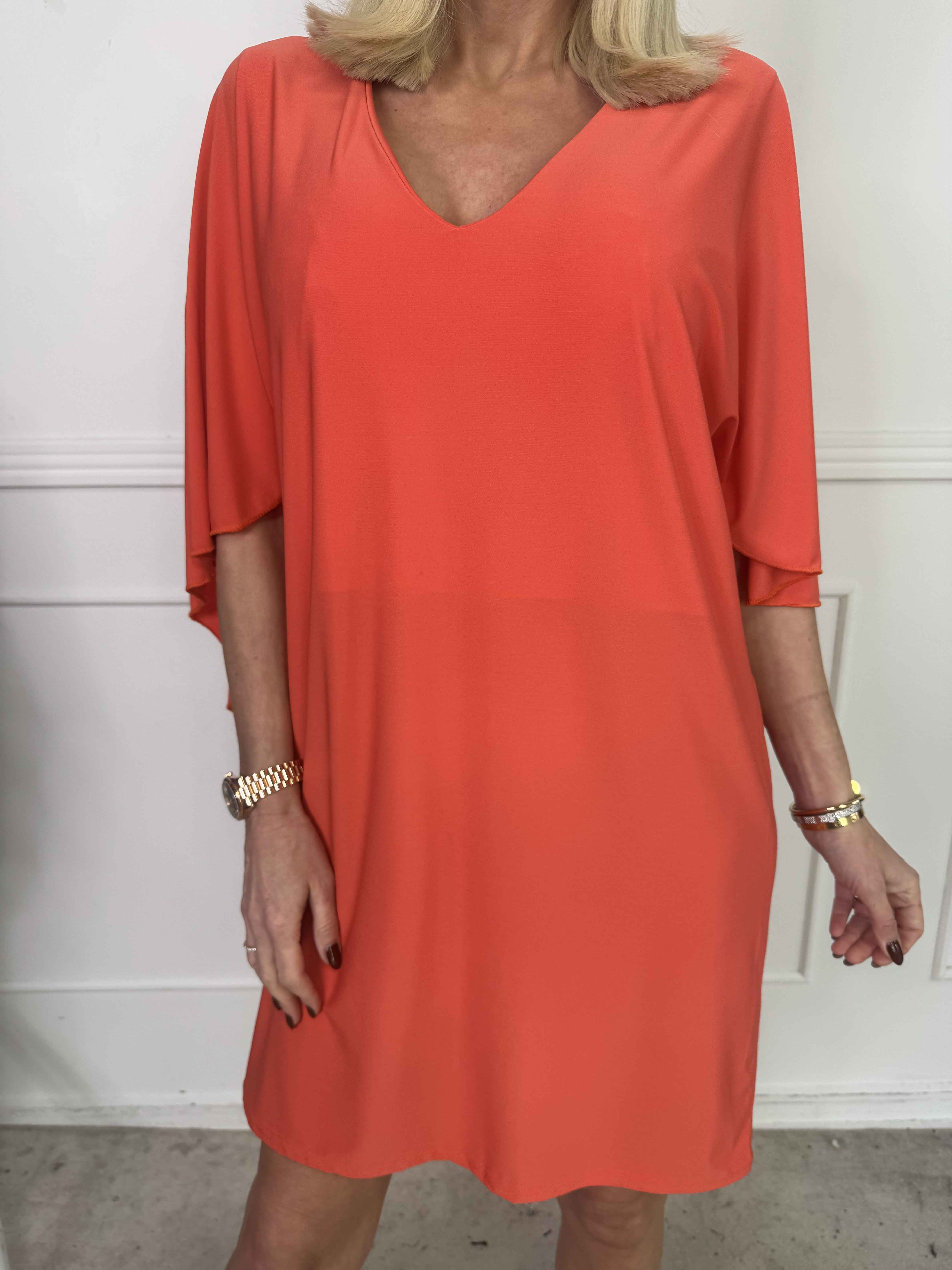 Sus - Kjole med kappe og dyb ryg