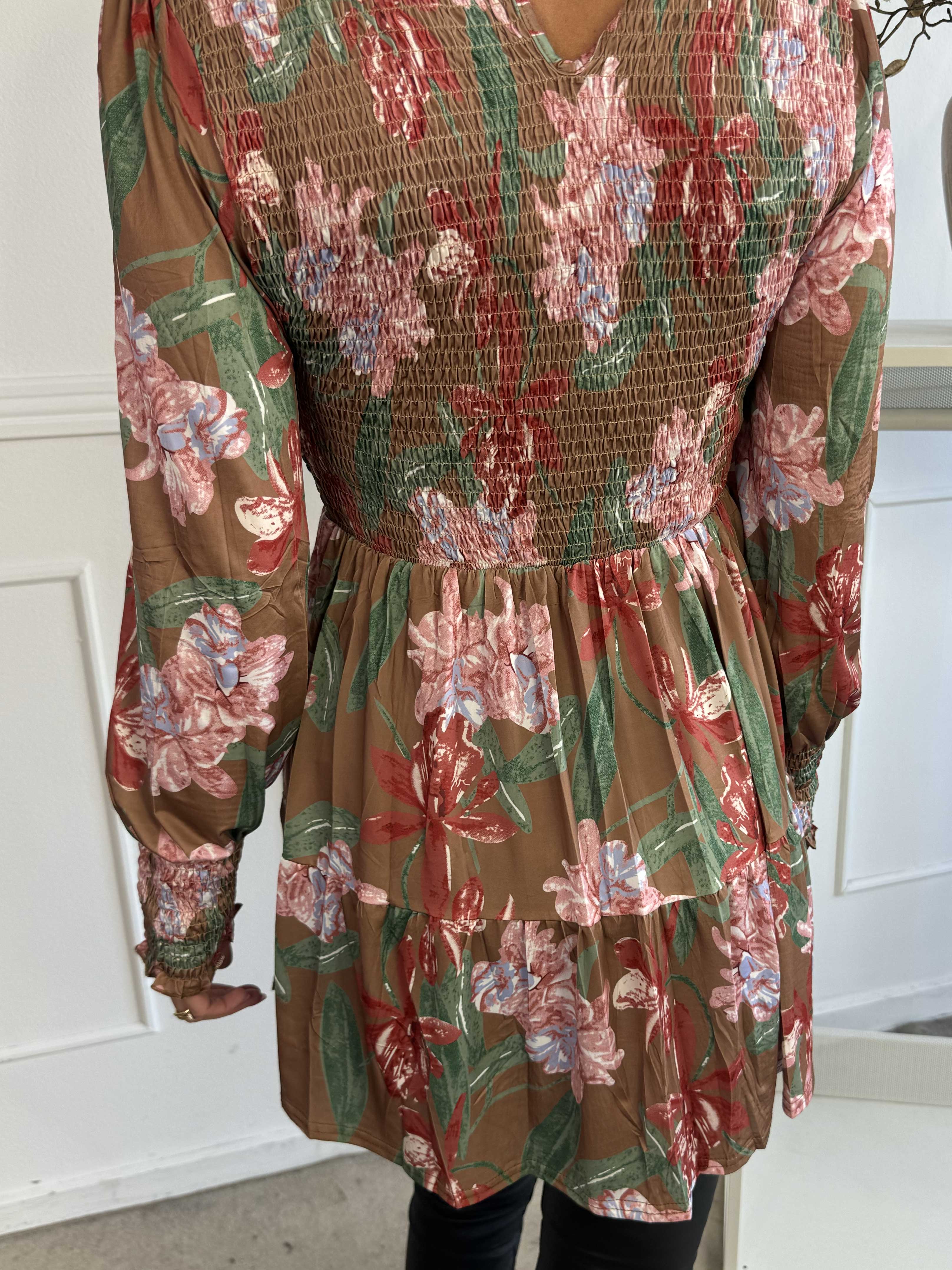 Kelly Flower Shirt - Elastisk bluse med smock henover brystet