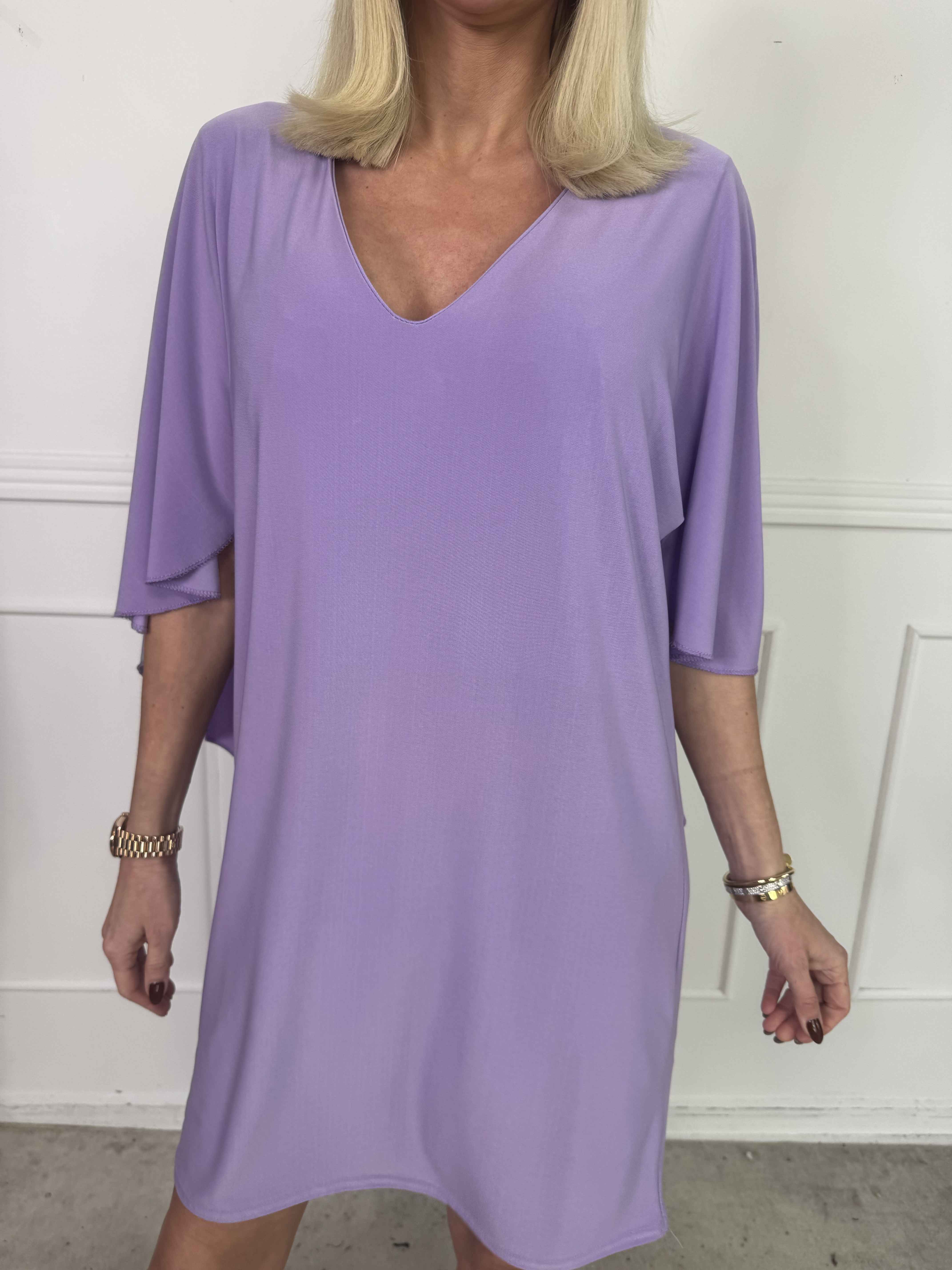 Sus - Kjole med kappe og dyb ryg