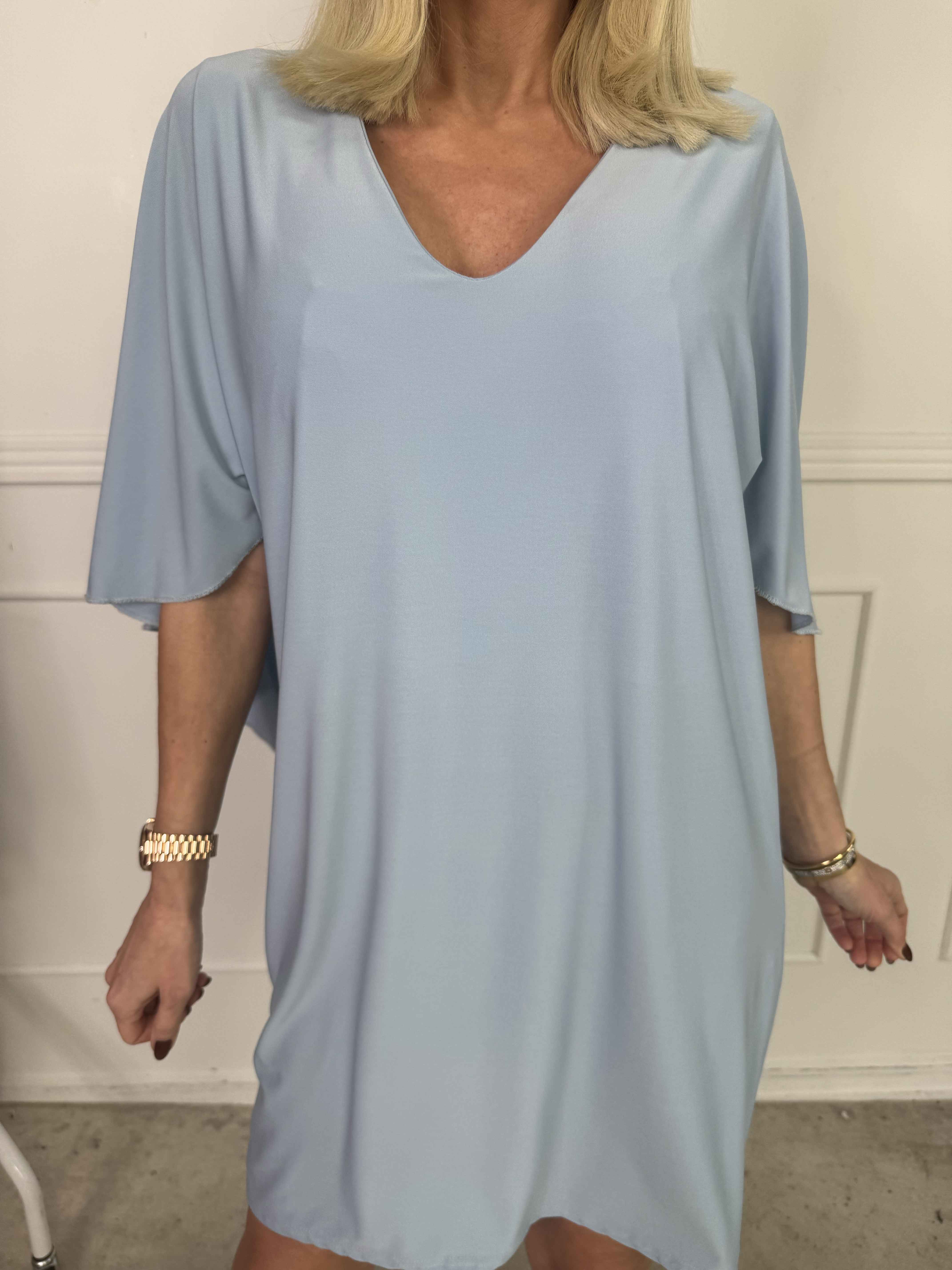 Sus - Kjole med kappe og dyb ryg