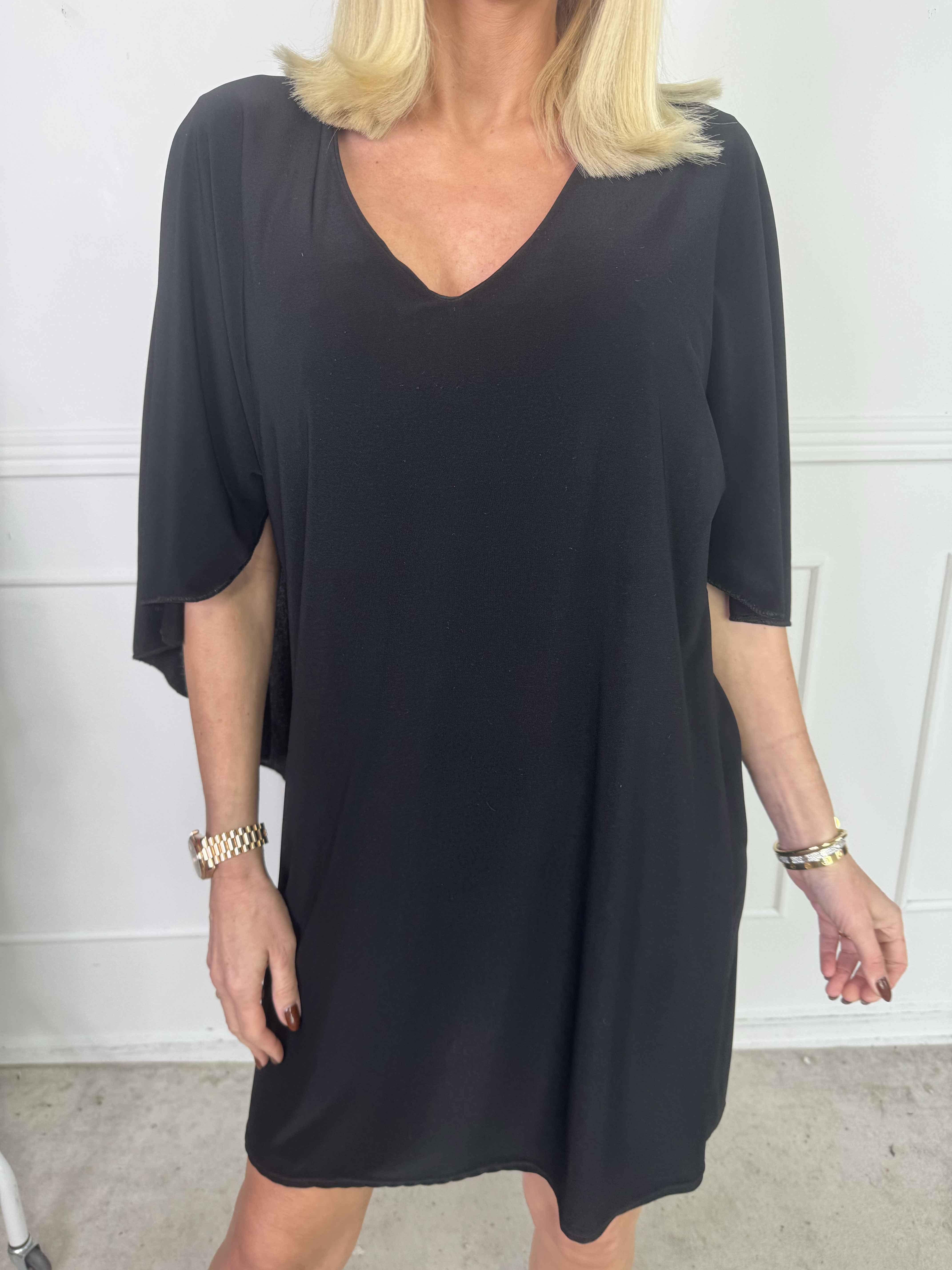 Sus - Kjole med kappe og dyb ryg