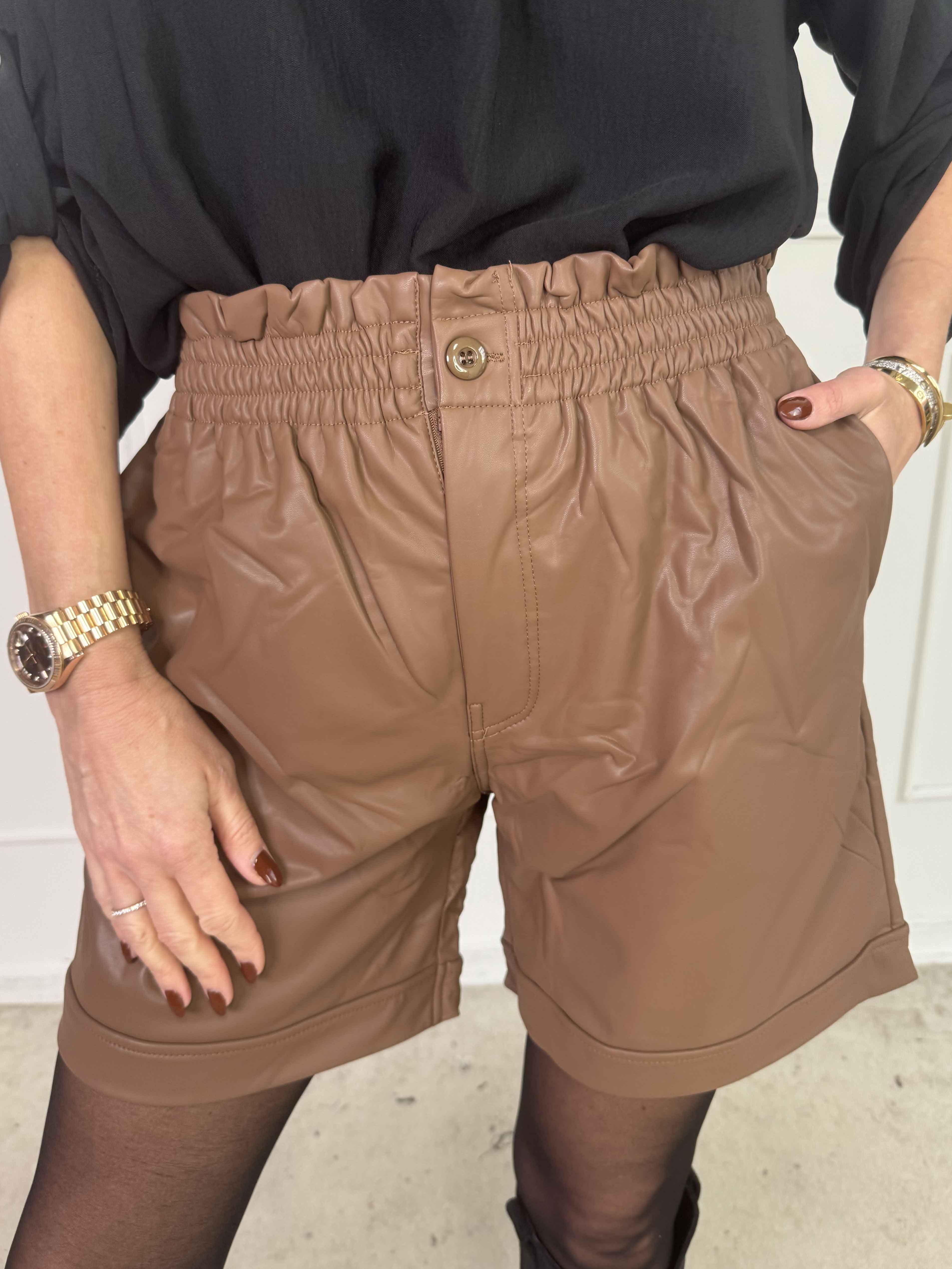 Beate - Læderlook shorts med høj talje