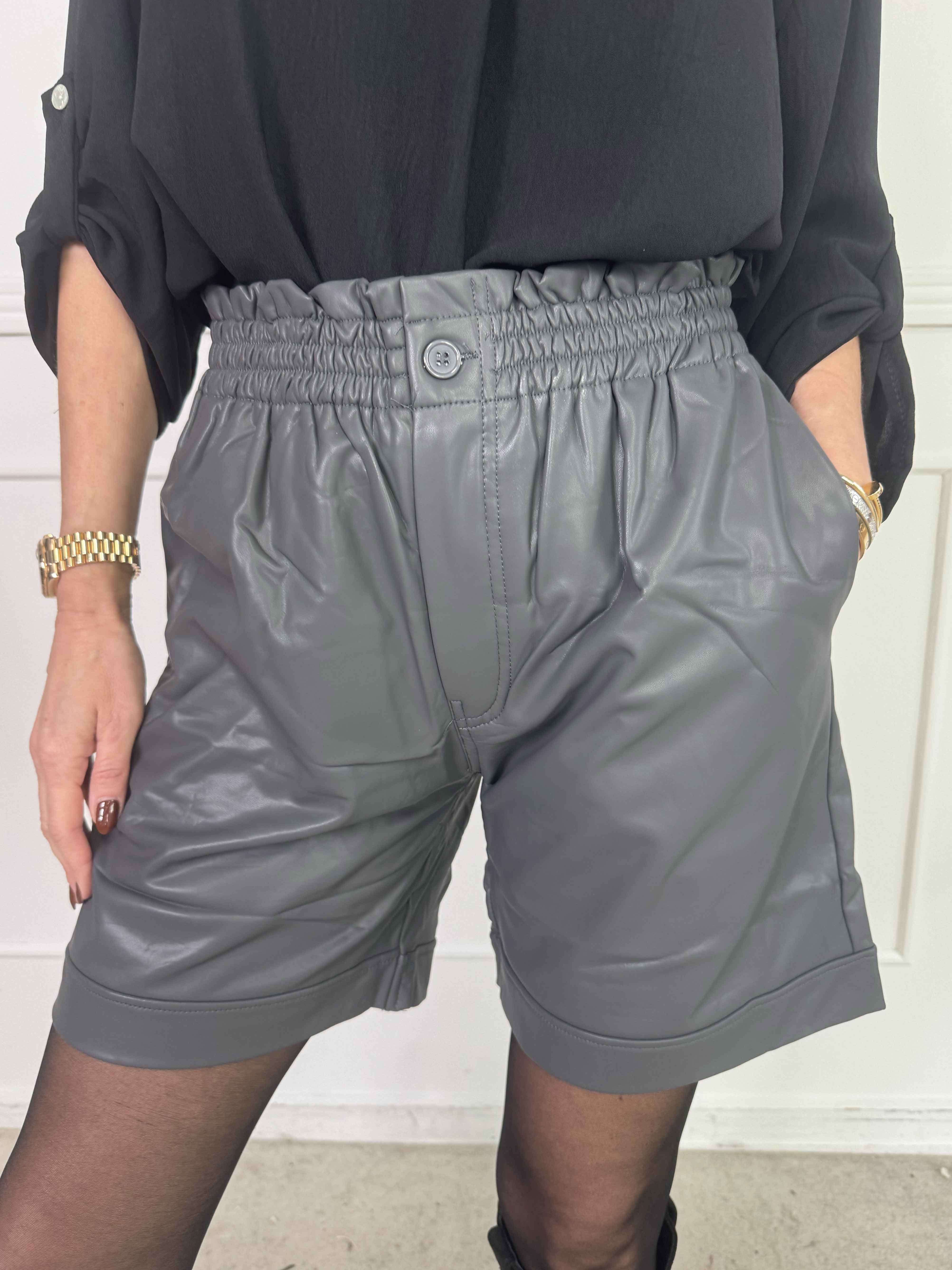 Beate - Læderlook shorts med høj talje