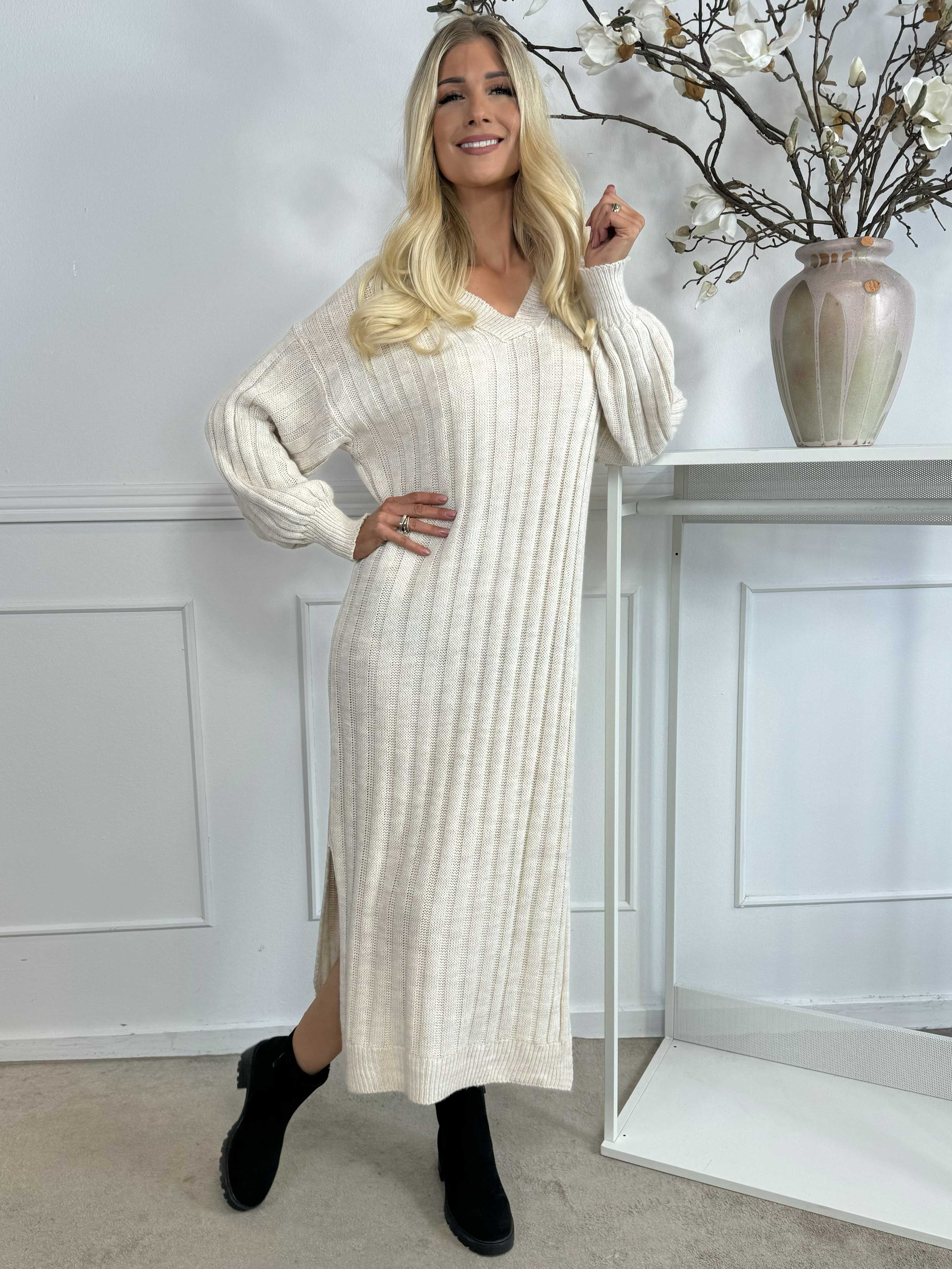 Hanine - Lang strikkjole med v-udskæring