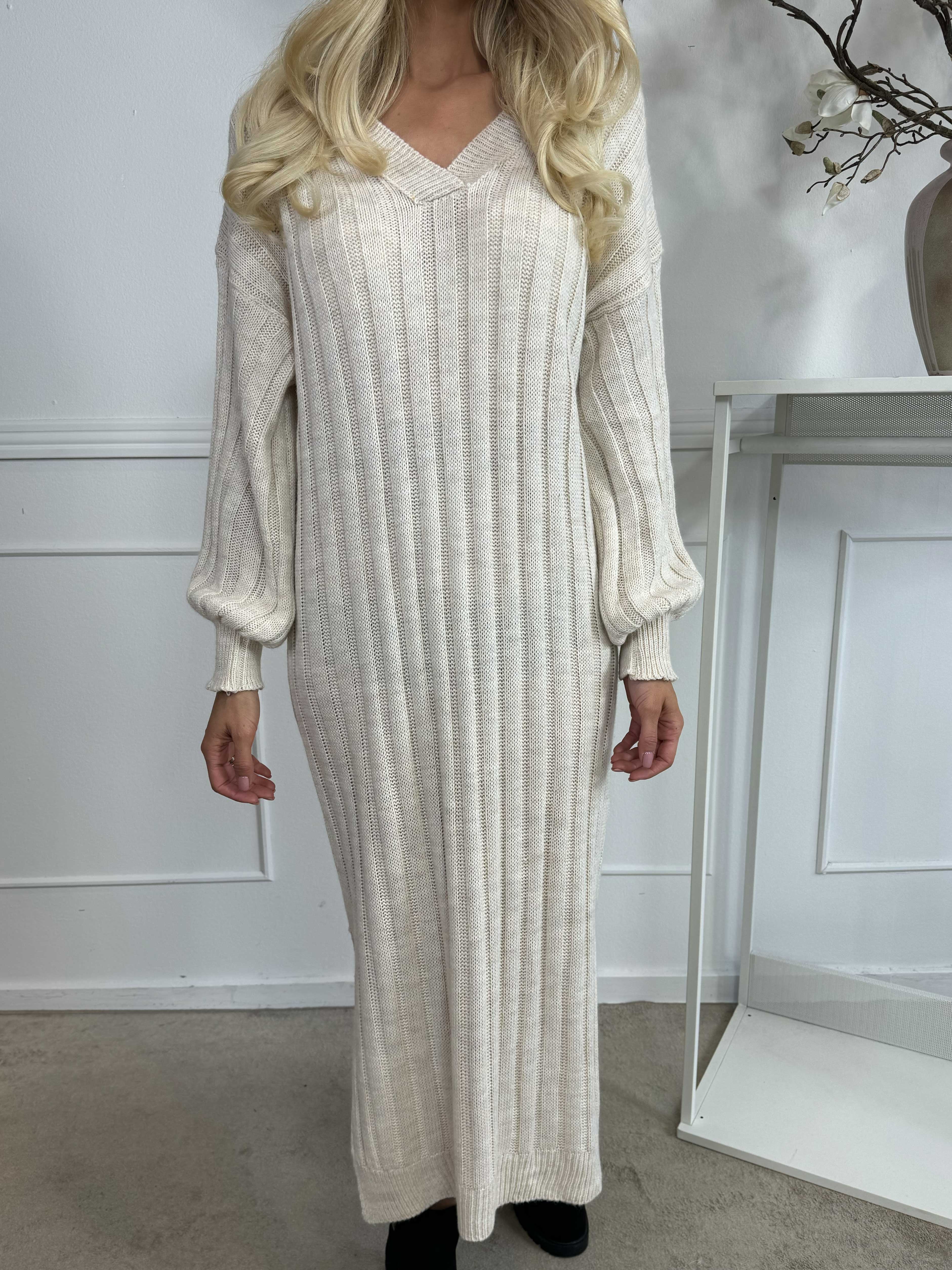 Hanine - Lang strikkjole med v-udskæring