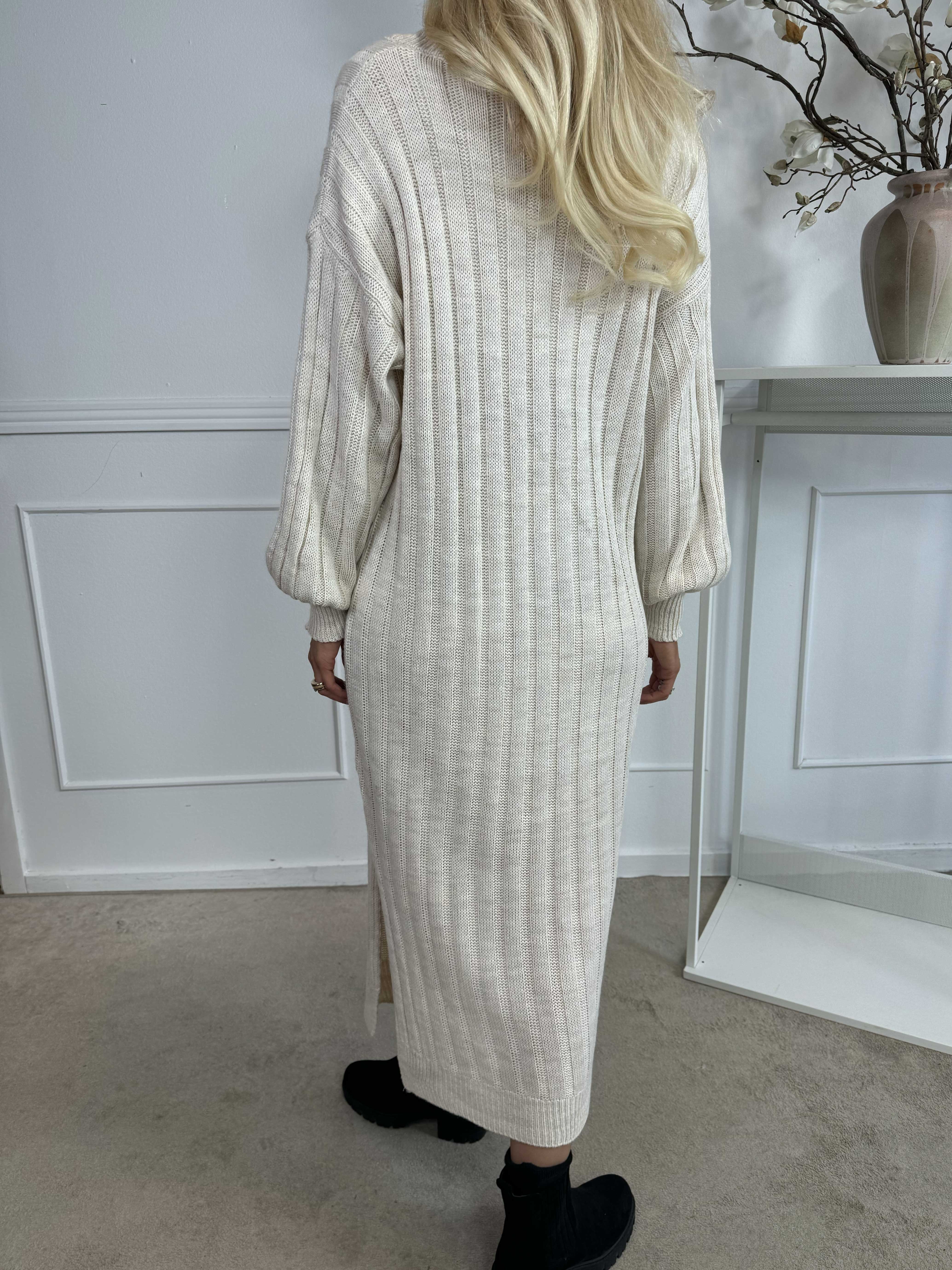 Hanine - Lang strikkjole med v-udskæring