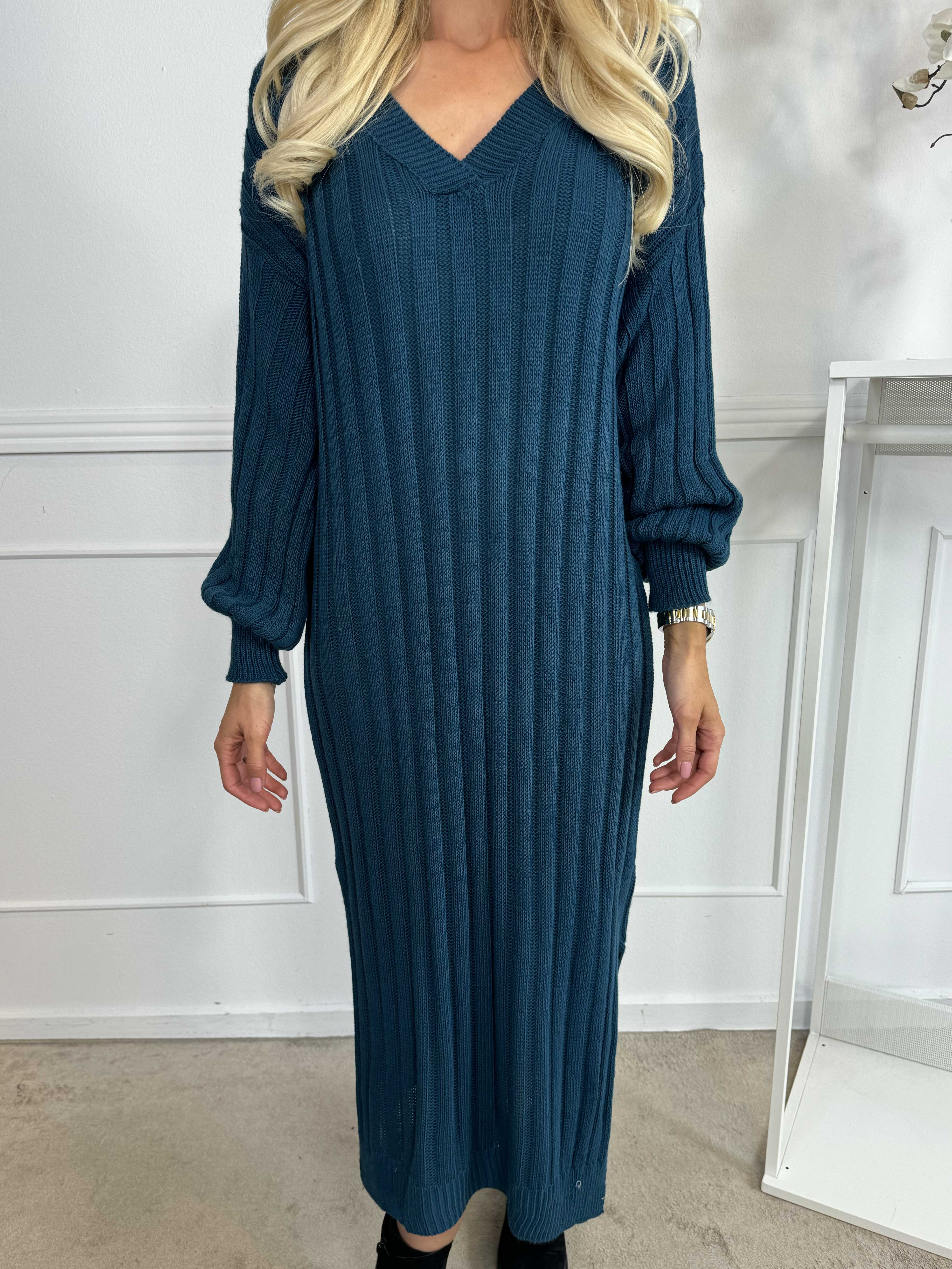 Hanine - Lang strikkjole med v-udskæring