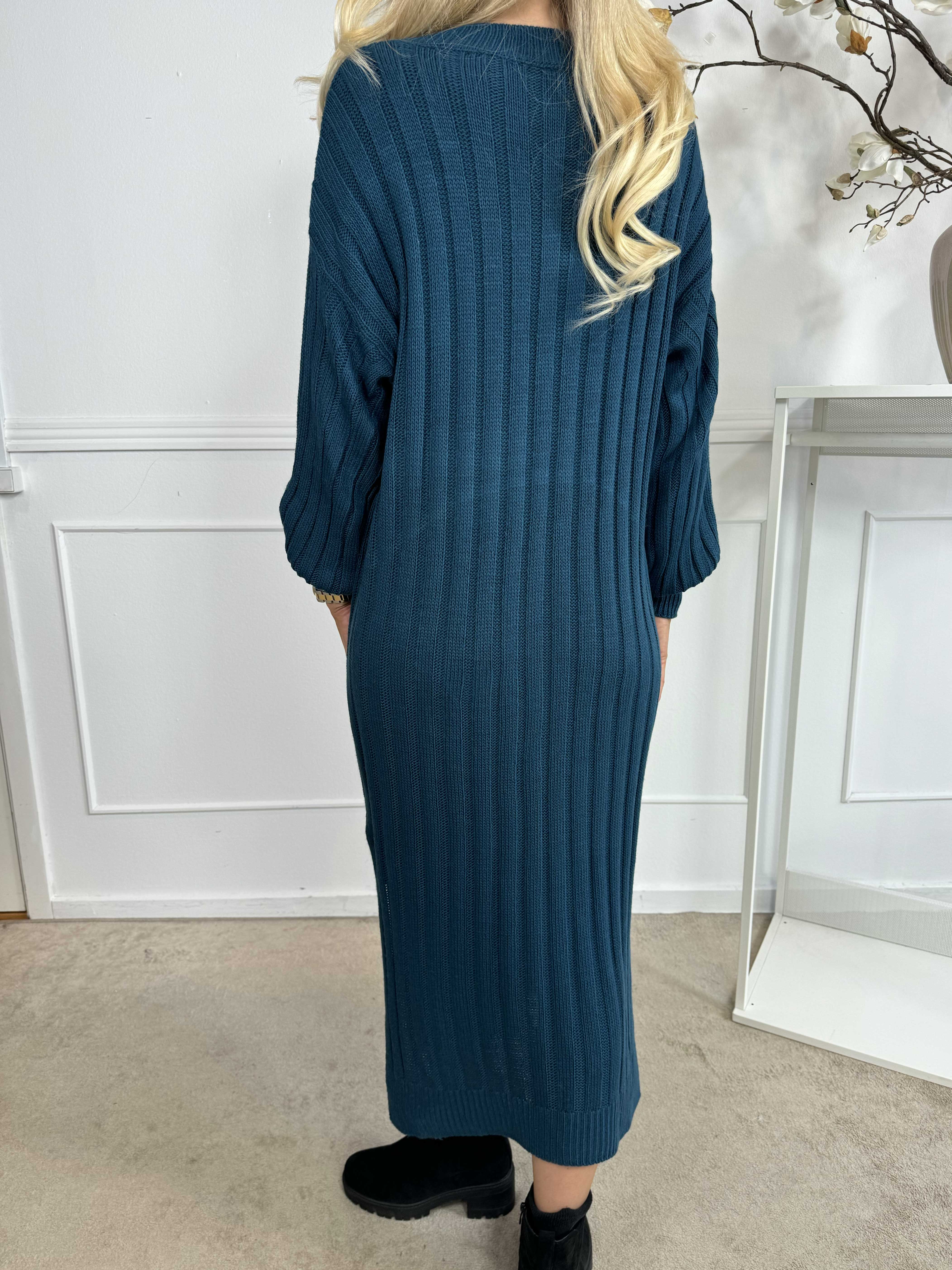 Hanine - Lang strikkjole med v-udskæring