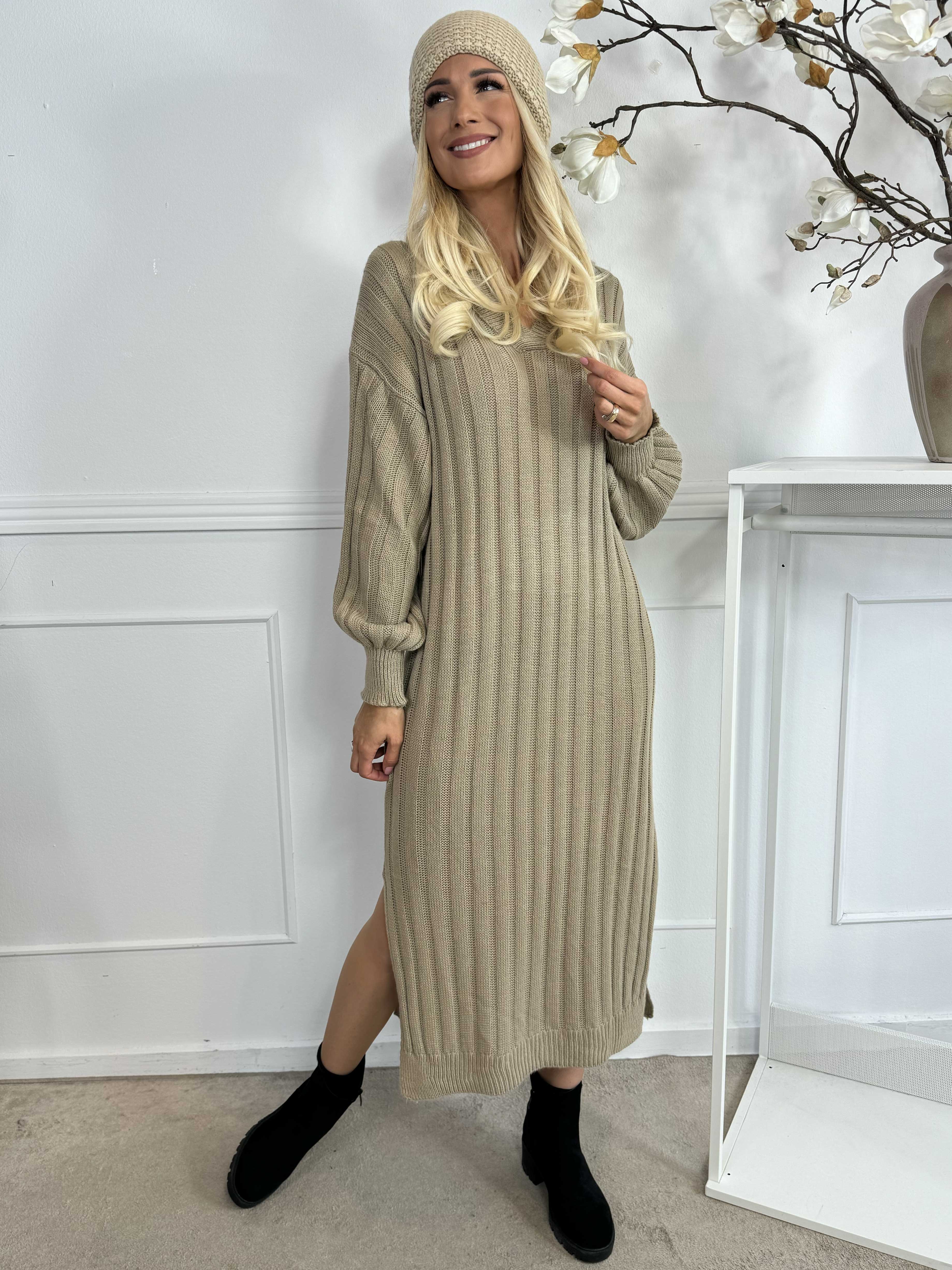 Hanine - Lang strikkjole med v-udskæring