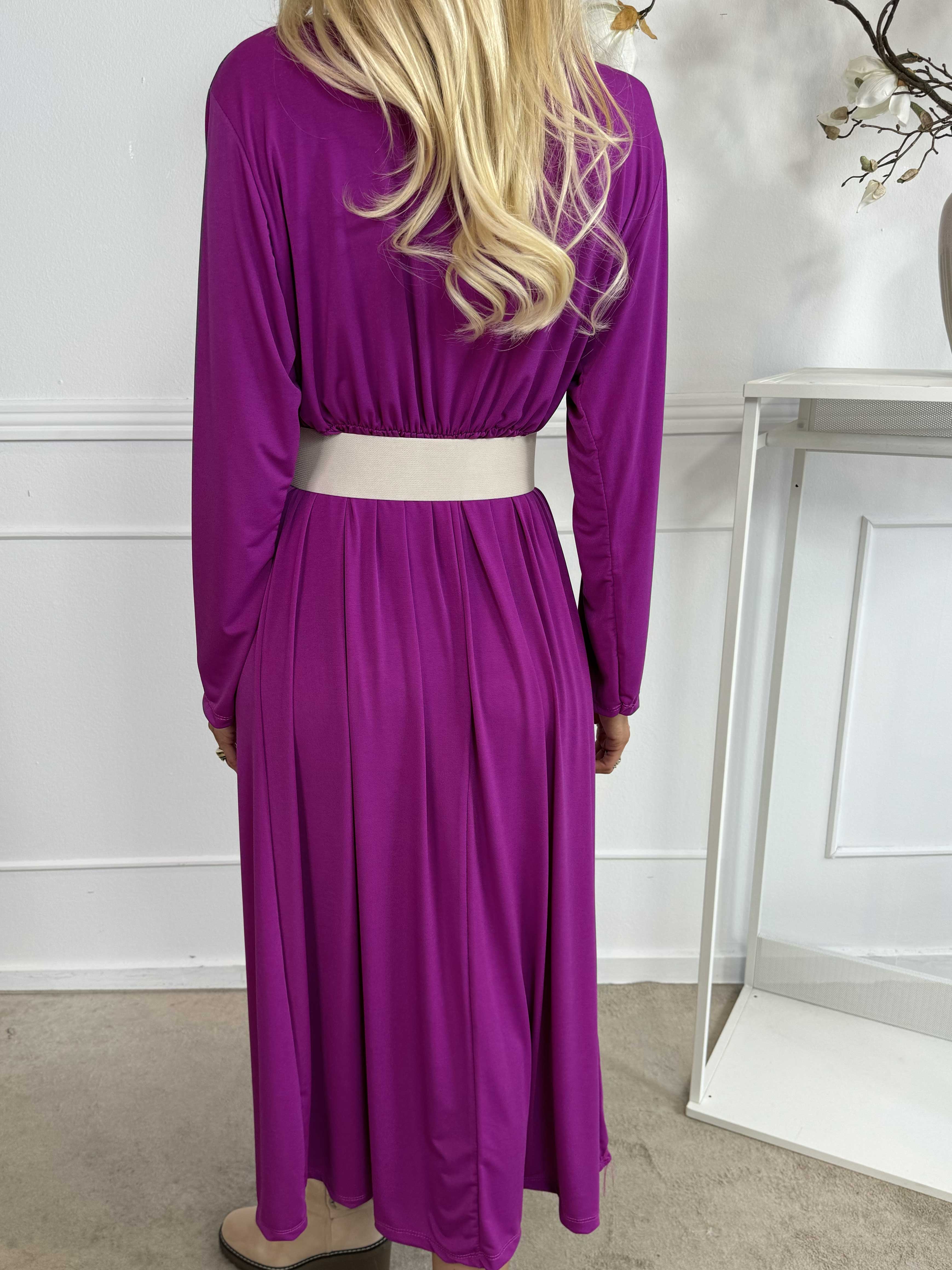 Nelly Plain - Elastisk ensfarvet kjole i viskose