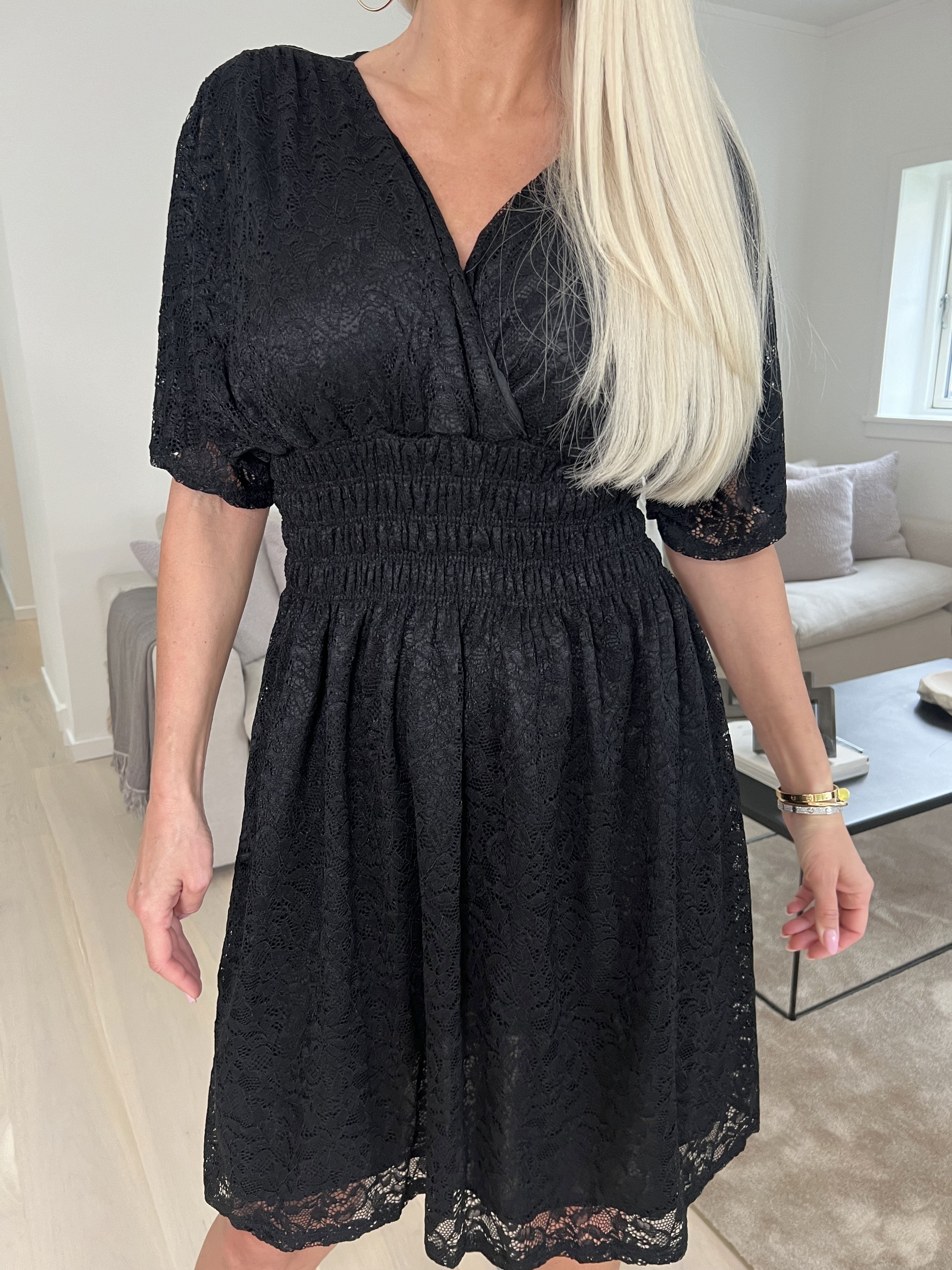 Pams Lace Short S/S - Kort blondekjole med korte ærmer