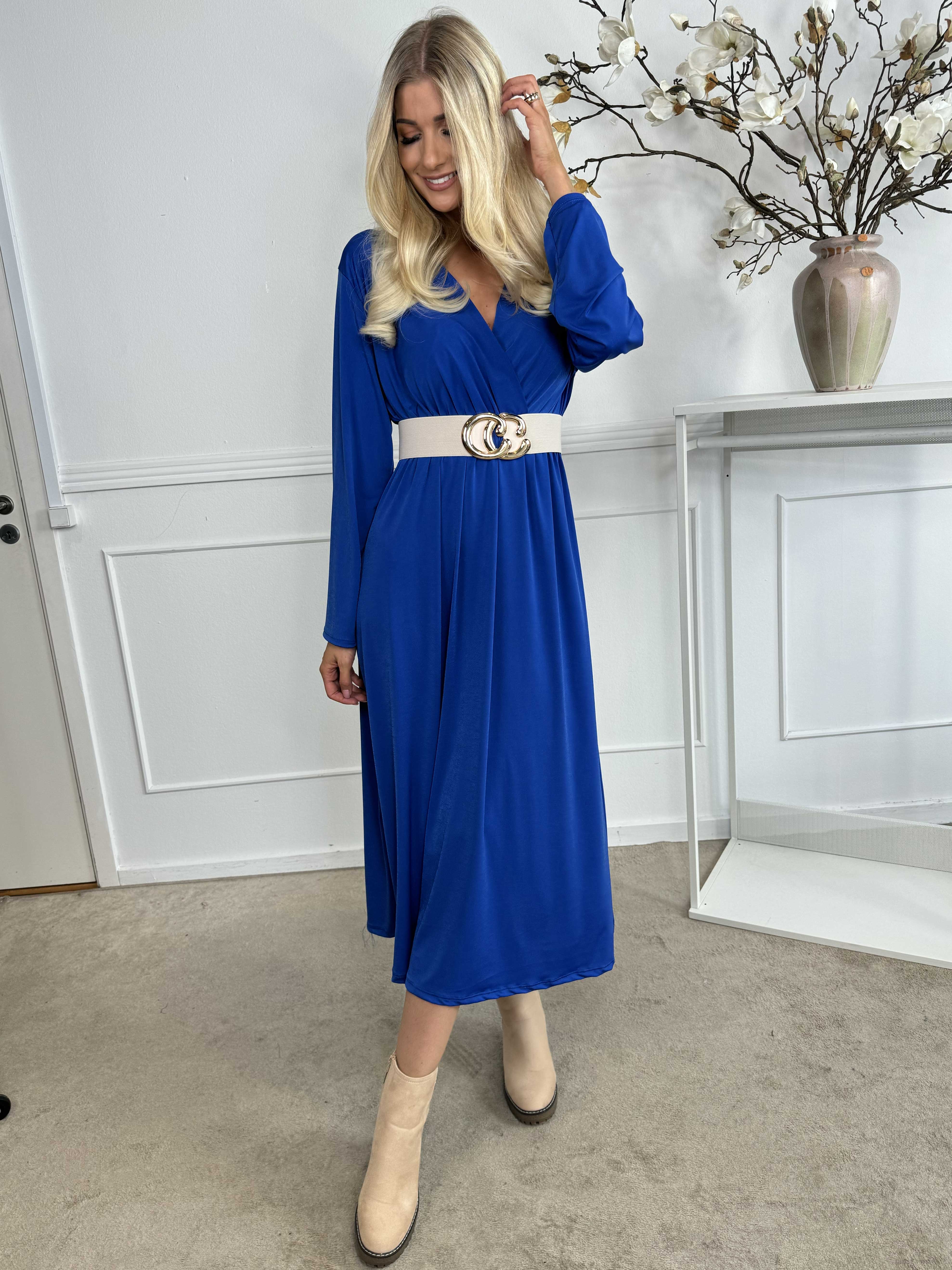 Nelly Plain - Elastisk ensfarvet kjole i viskose