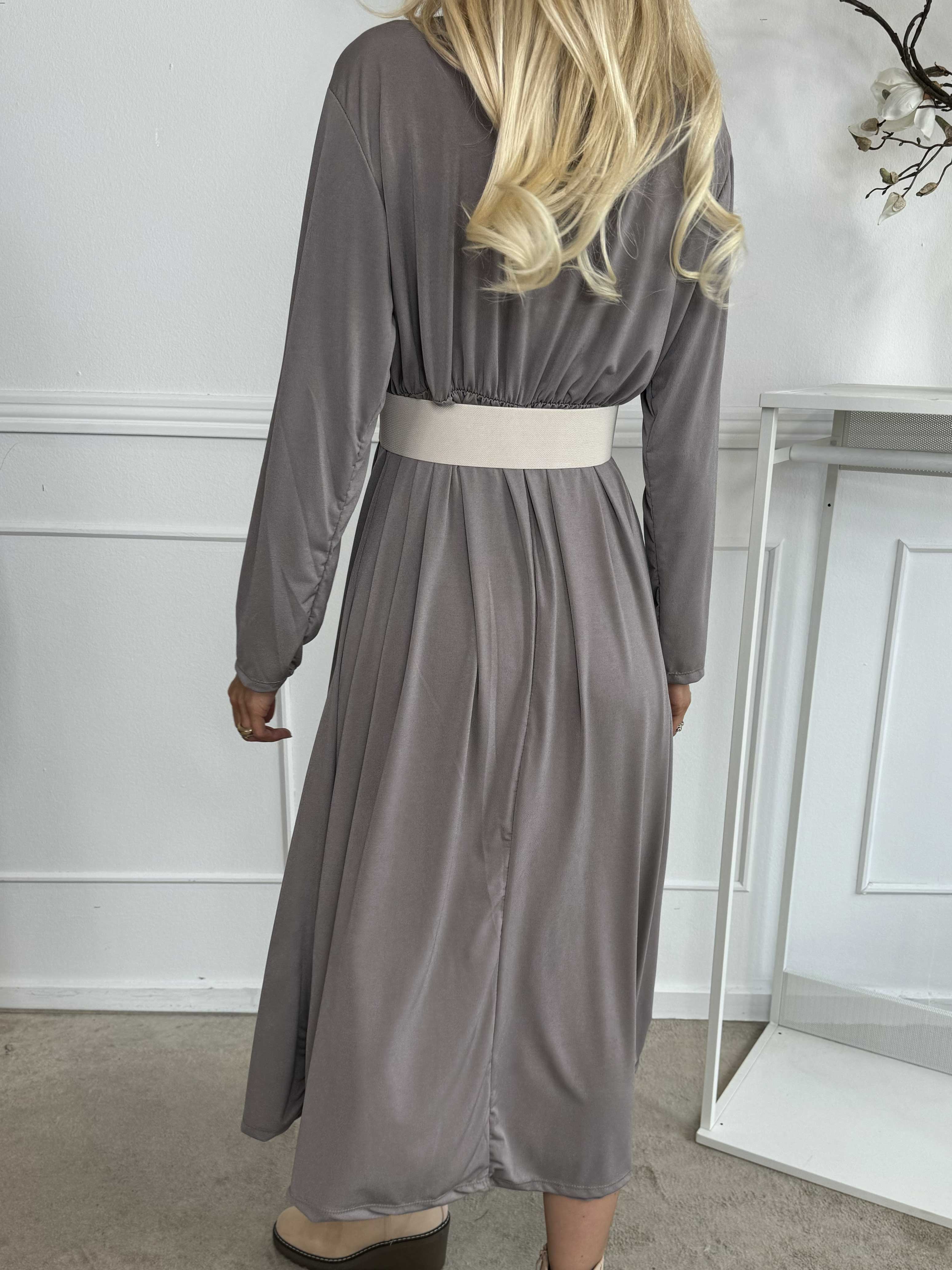 Nelly Plain - Elastisk ensfarvet kjole i viskose