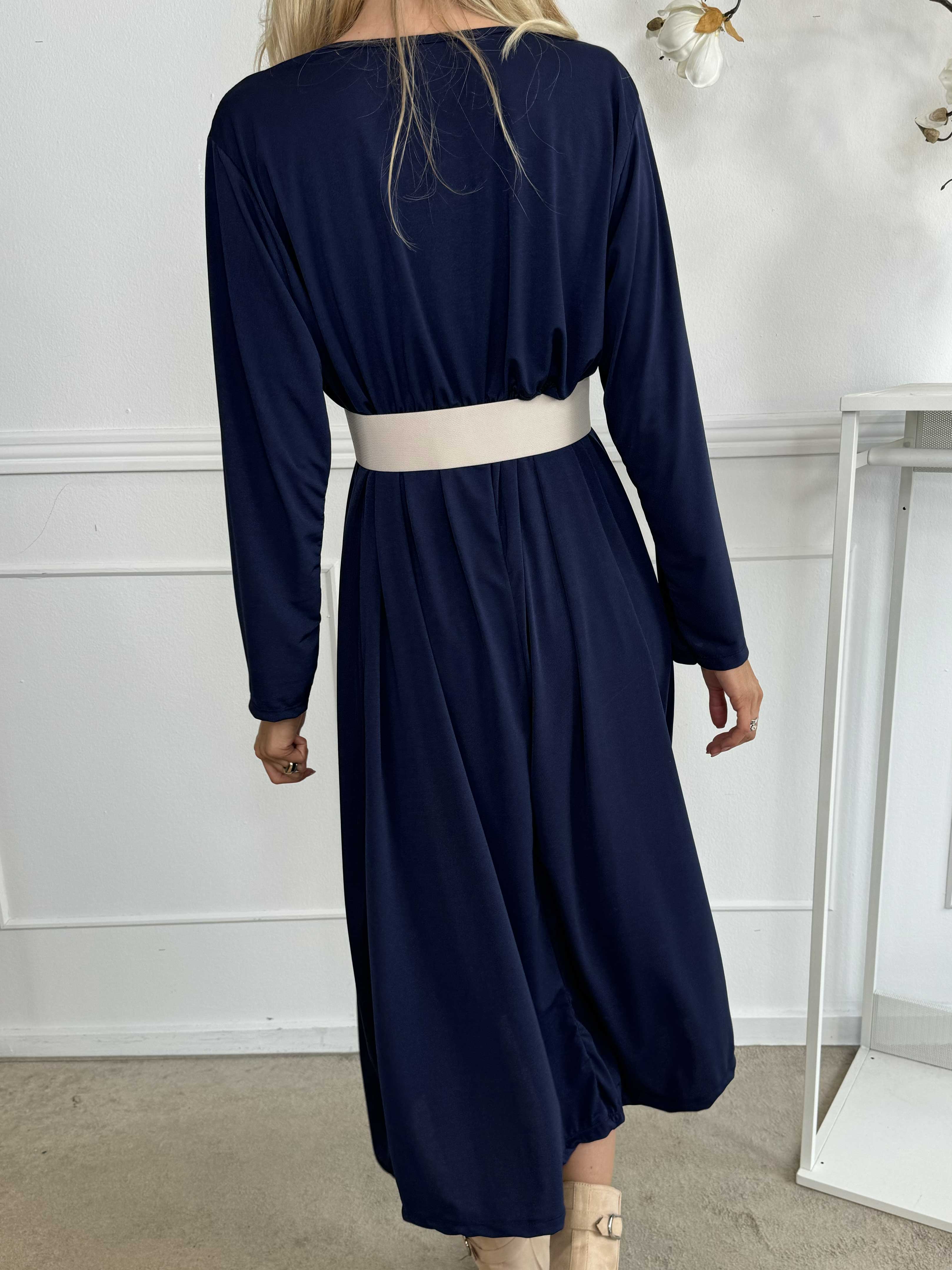 Nelly Plain - Elastisk ensfarvet kjole i viskose