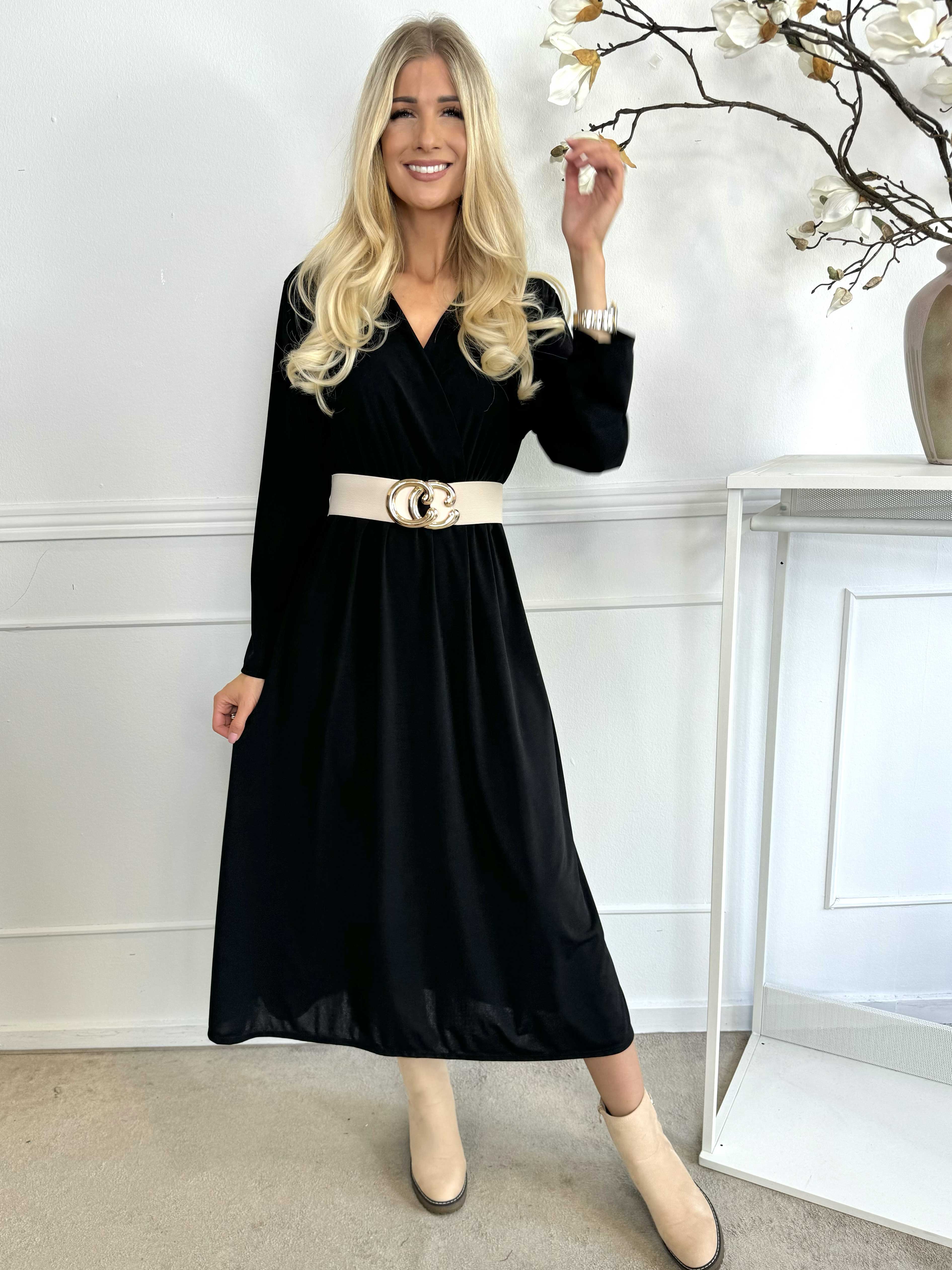 Nelly Plain - Elastisk ensfarvet kjole i viskose