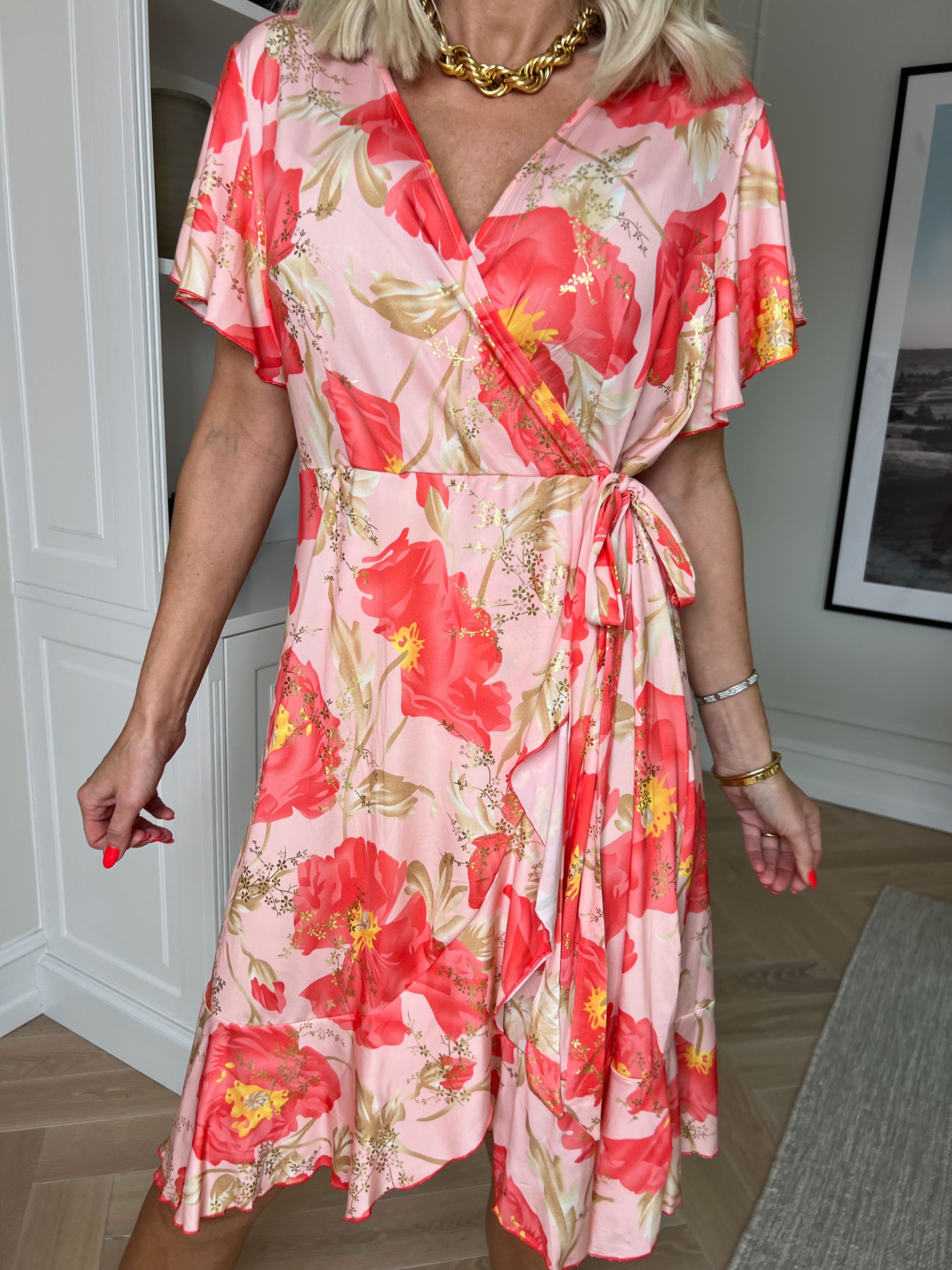 Savina Botanic S/S - Blomstret elastisk kjole i slå-om-look med flæseærmer