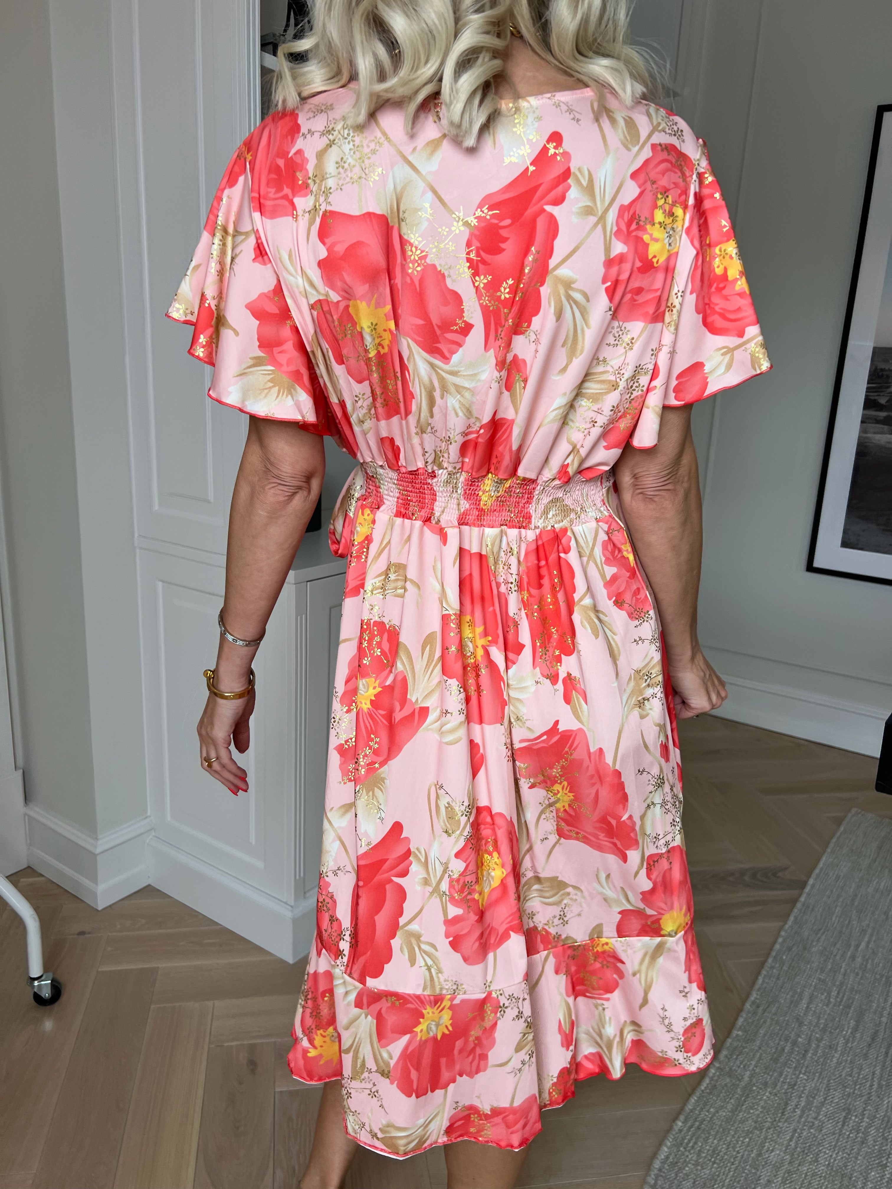 Savina Botanic S/S - Blomstret elastisk kjole i slå-om-look med flæseærmer