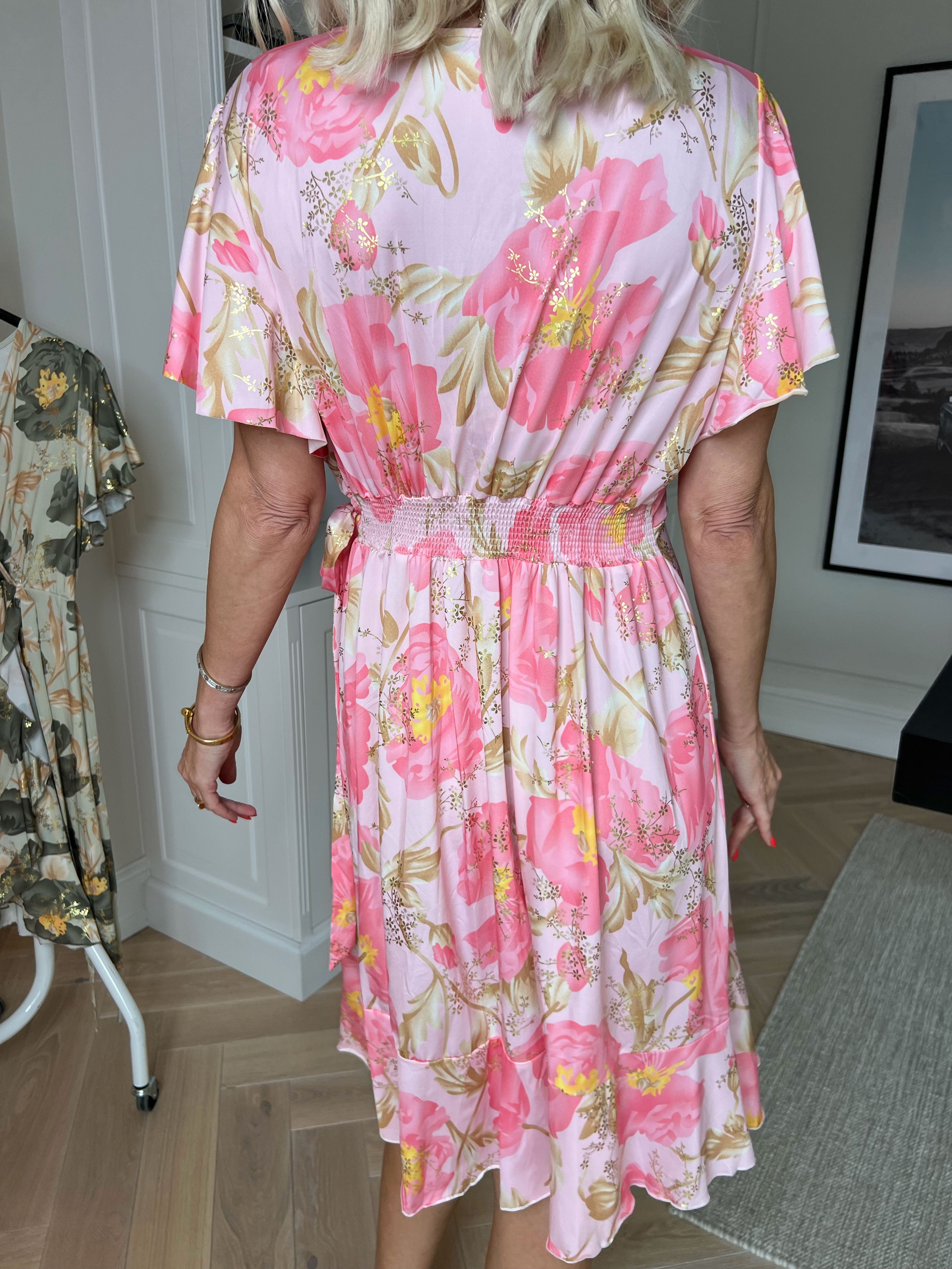 Savina Botanic S/S - Blomstret elastisk kjole i slå-om-look med flæseærmer