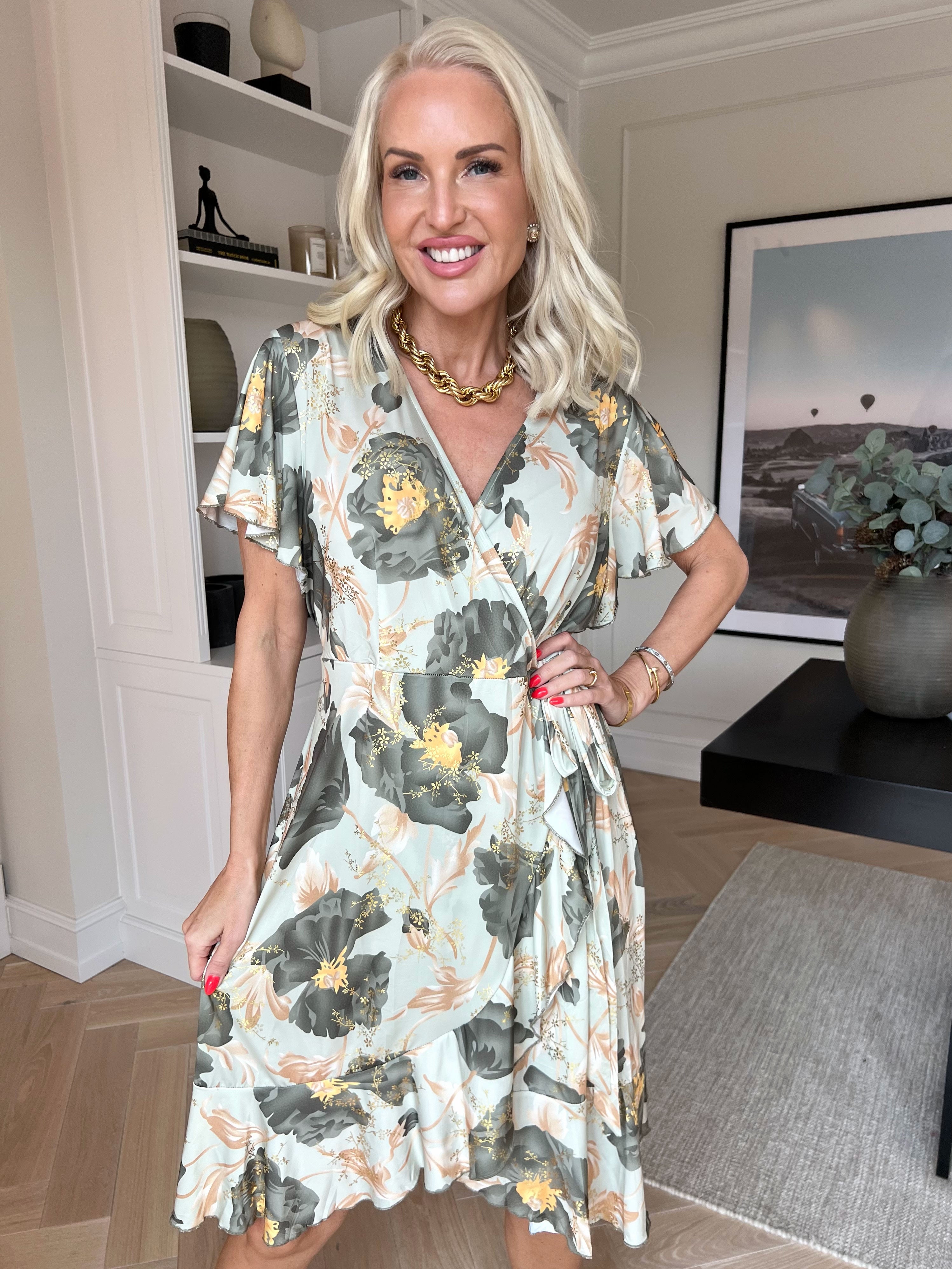 Savina Botanic S/S - Blomstret elastisk kjole i slå-om-look med flæseærmer