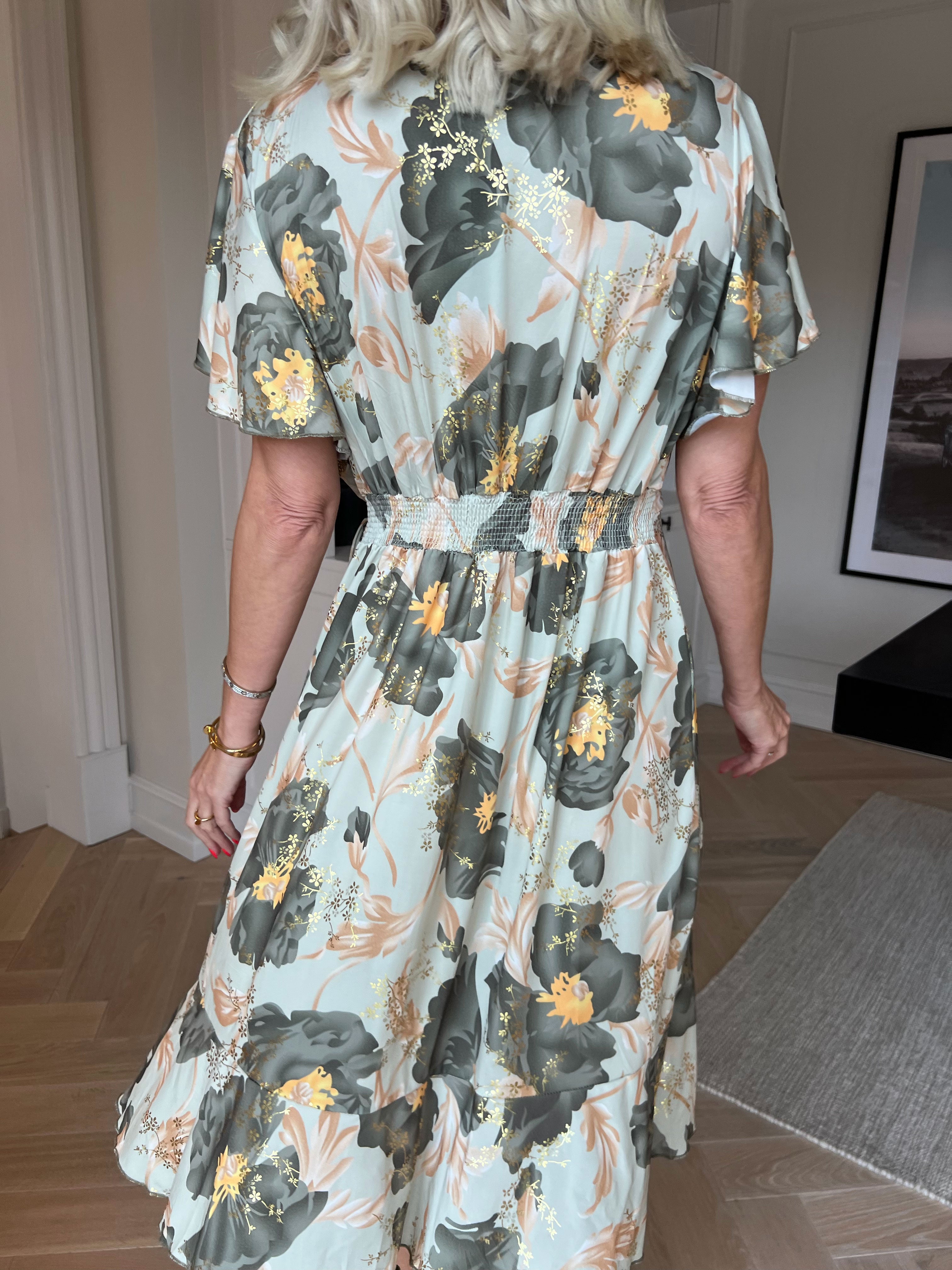 Savina Botanic S/S - Blomstret elastisk kjole i slå-om-look med flæseærmer