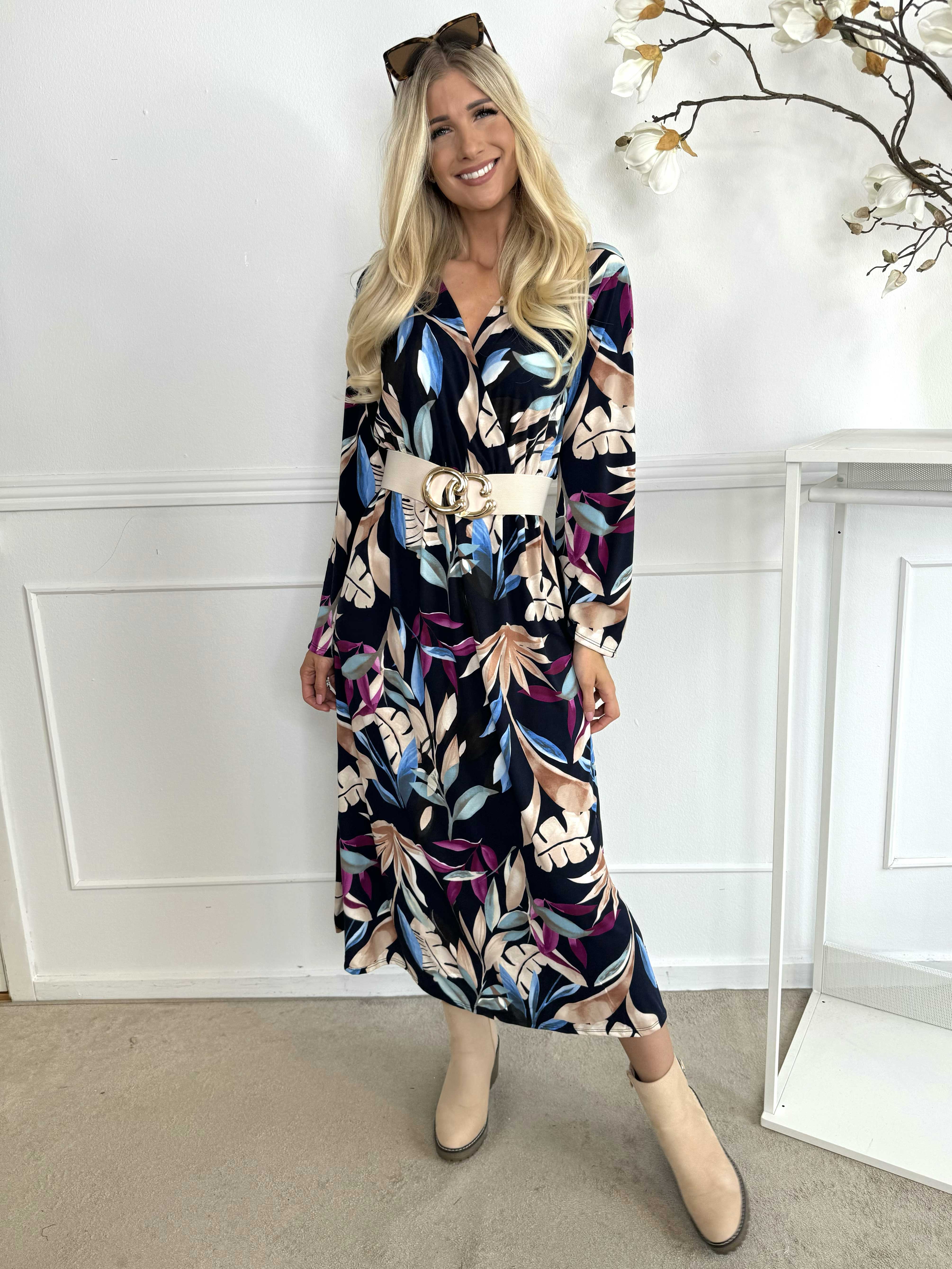 Nelly Leaf - Elastisk kjole med farvet bladmotiver