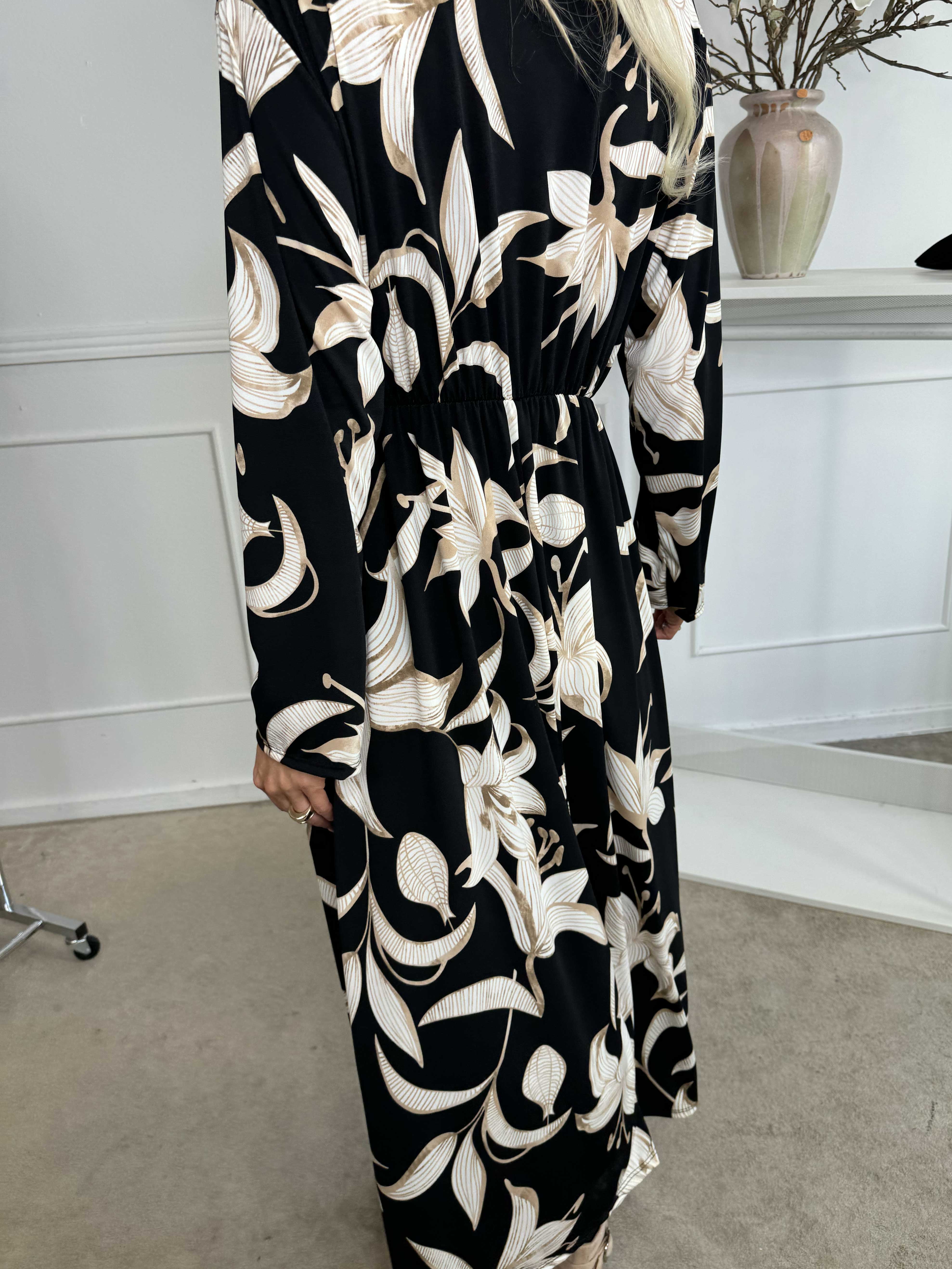 Nelly Flower - Elastisk kjole med liljer på