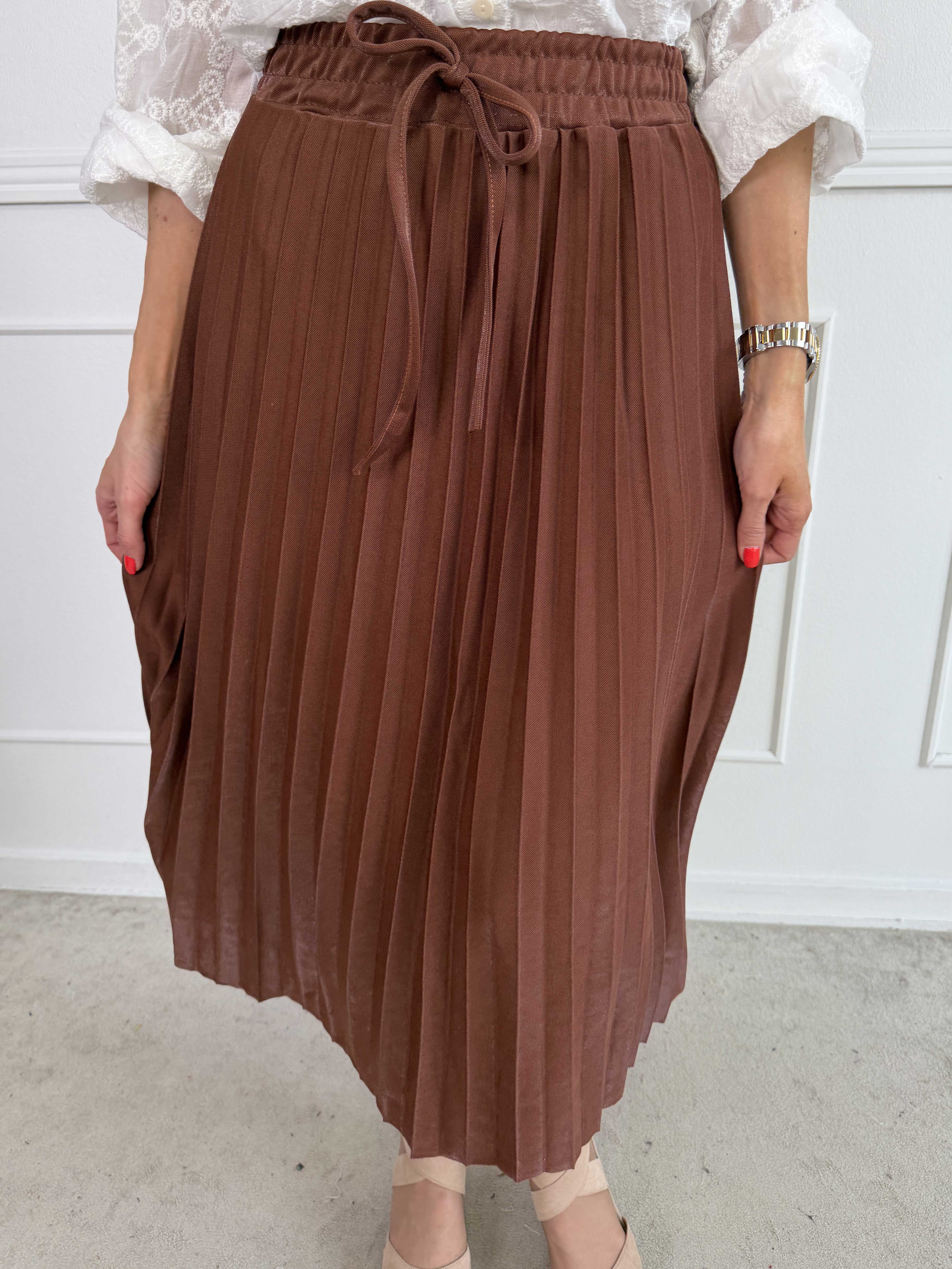 Regitze - Plisseret nederdel i let shiny materiale med elastik i taljen