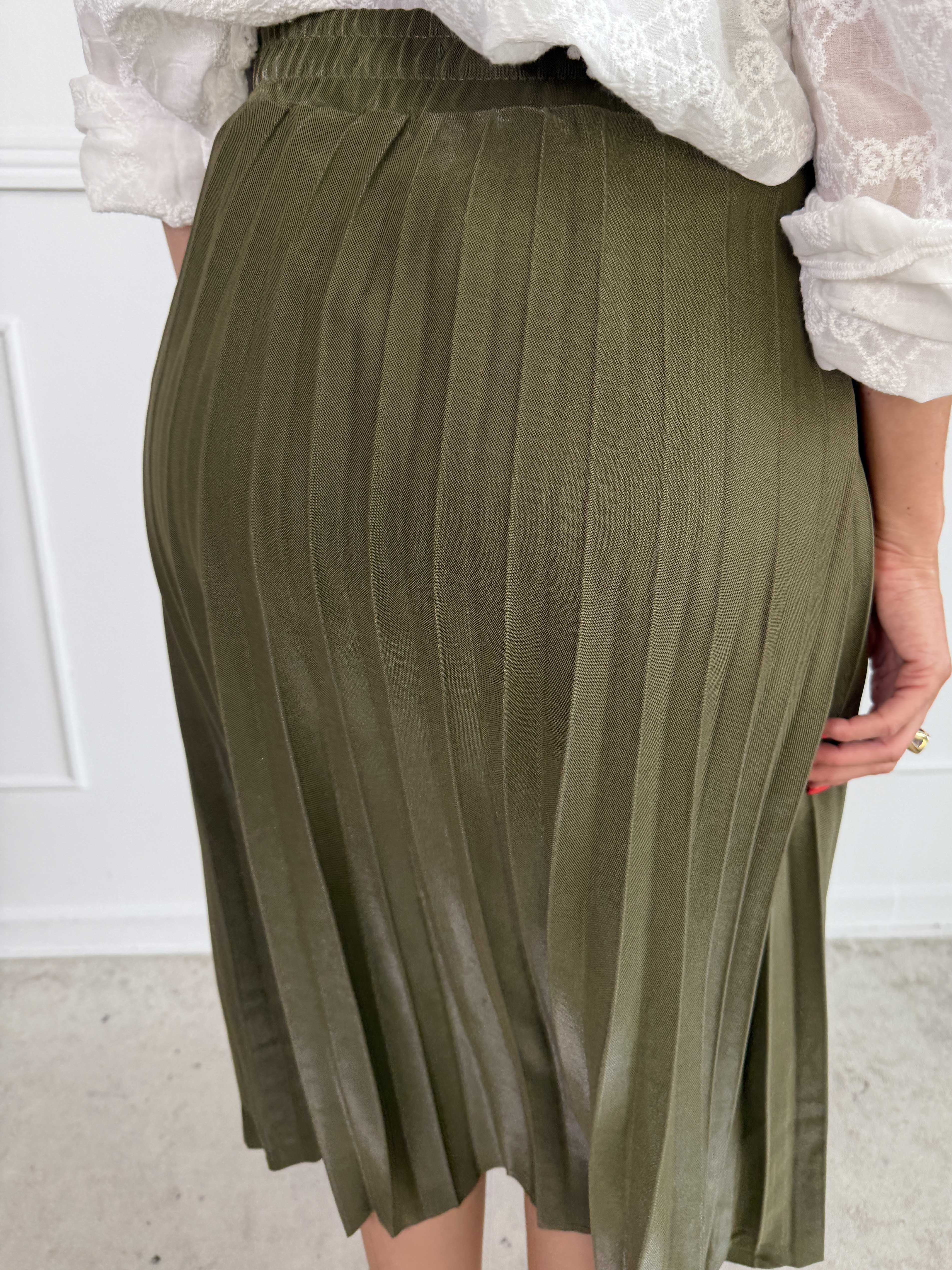 Regitze - Plisseret nederdel i let shiny materiale med elastik i taljen