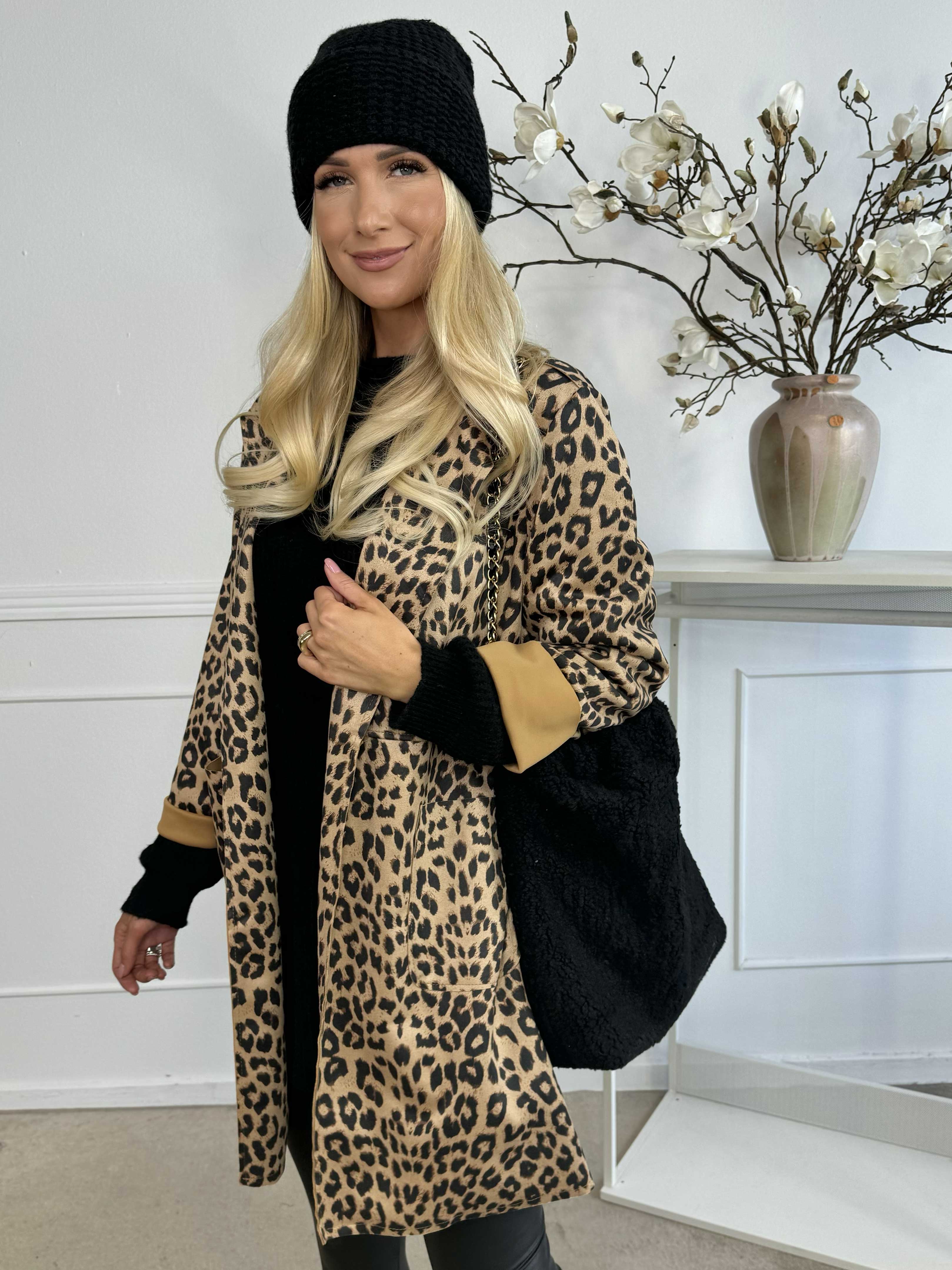 Belvi - Let frakke i blødt ruskindslook med leopardprint