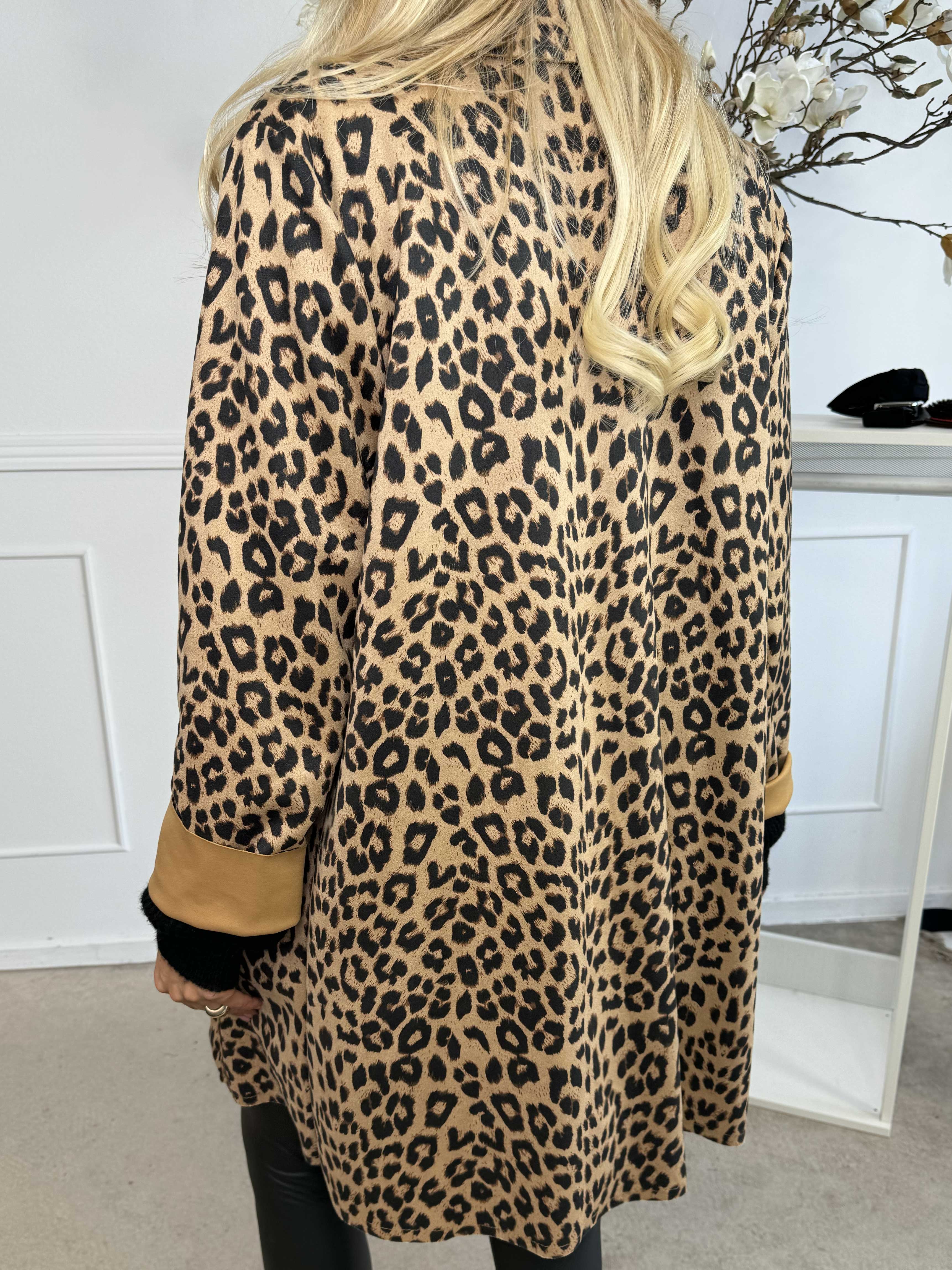 Belvi - Let frakke i blødt ruskindslook med leopardprint
