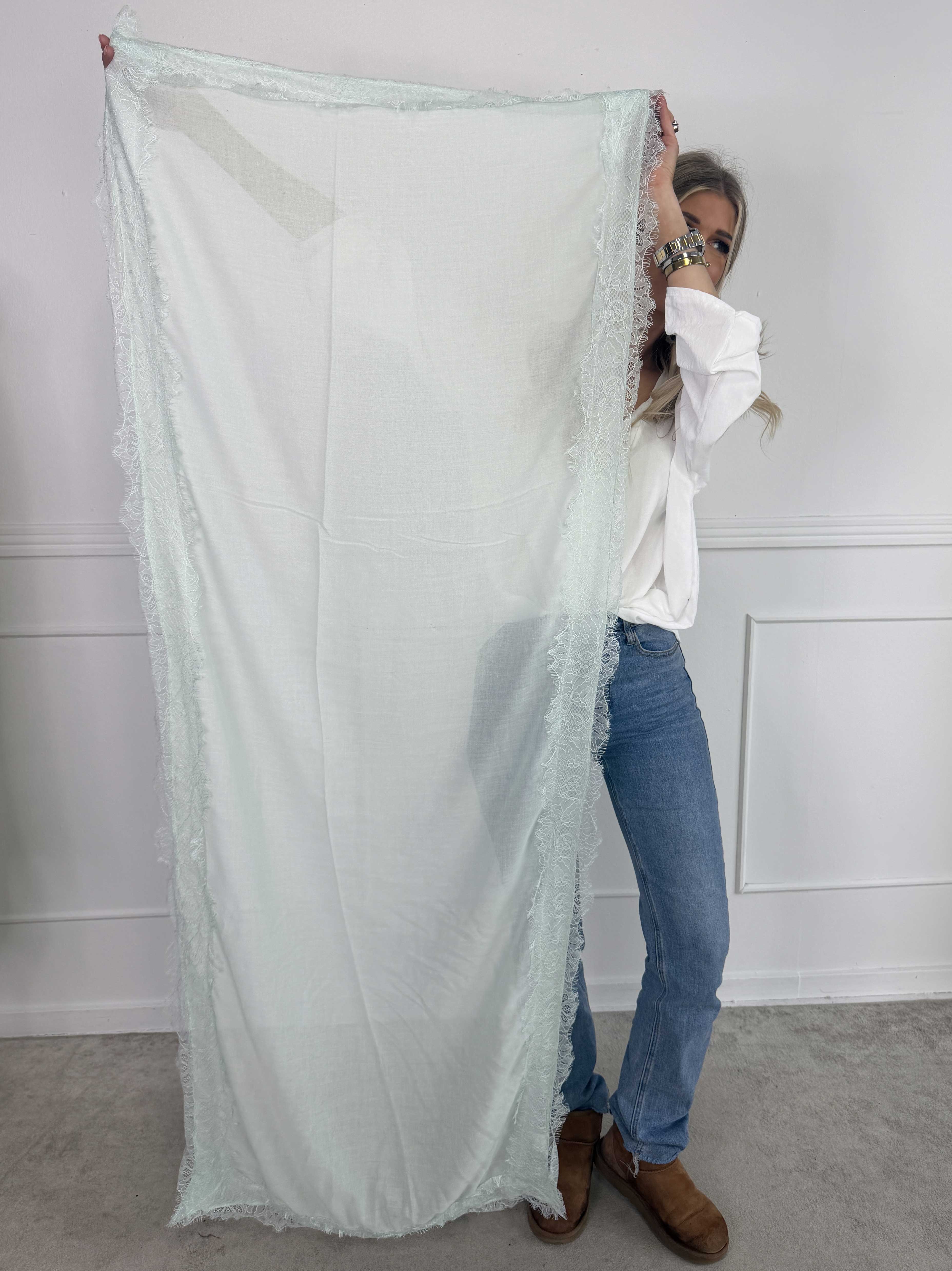 Clair - Tørklæde i viskose med fin blondekant