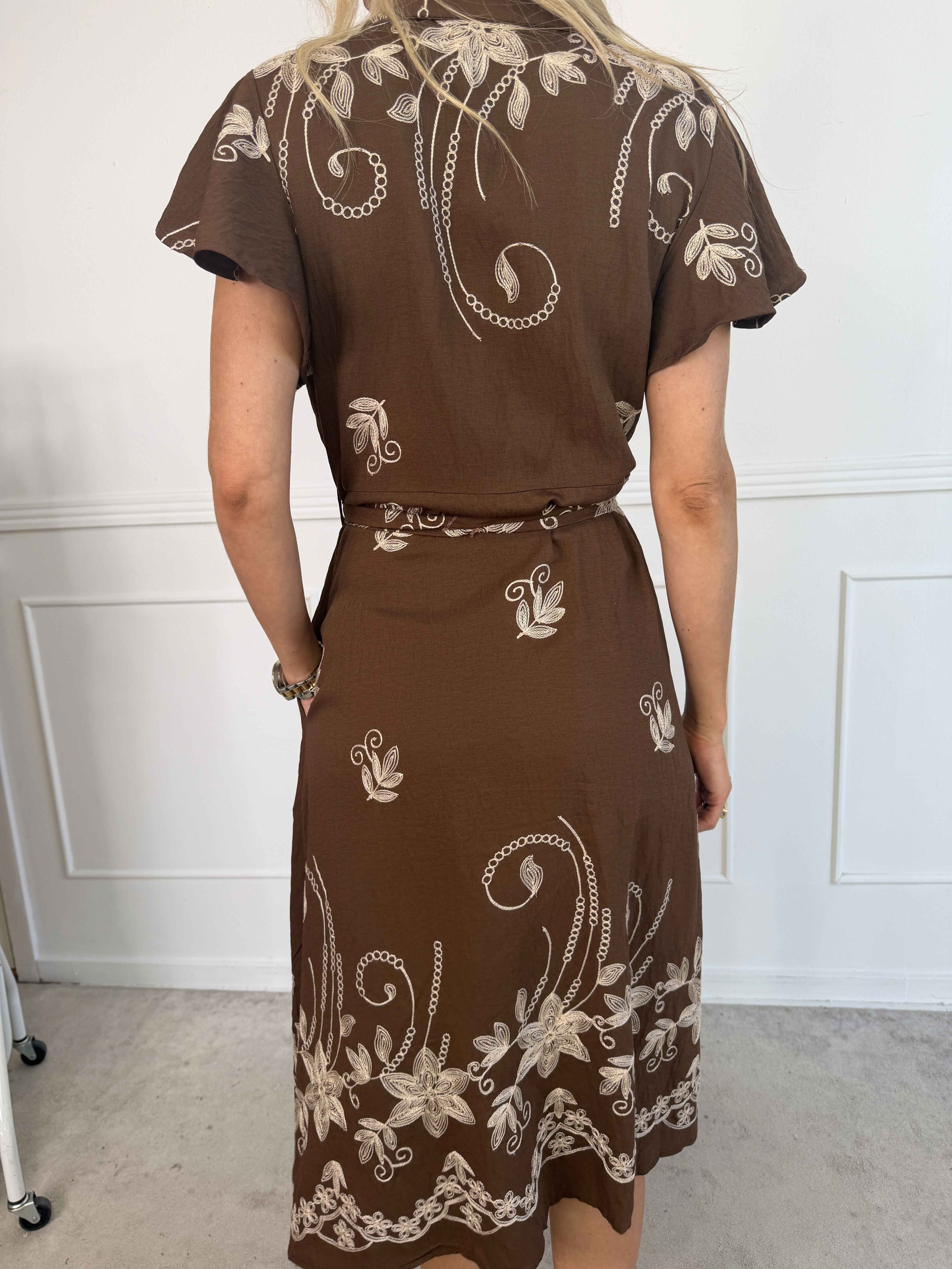 Marianne - Skjortekjole i viskose med broderede detaljer og flæseærmer.