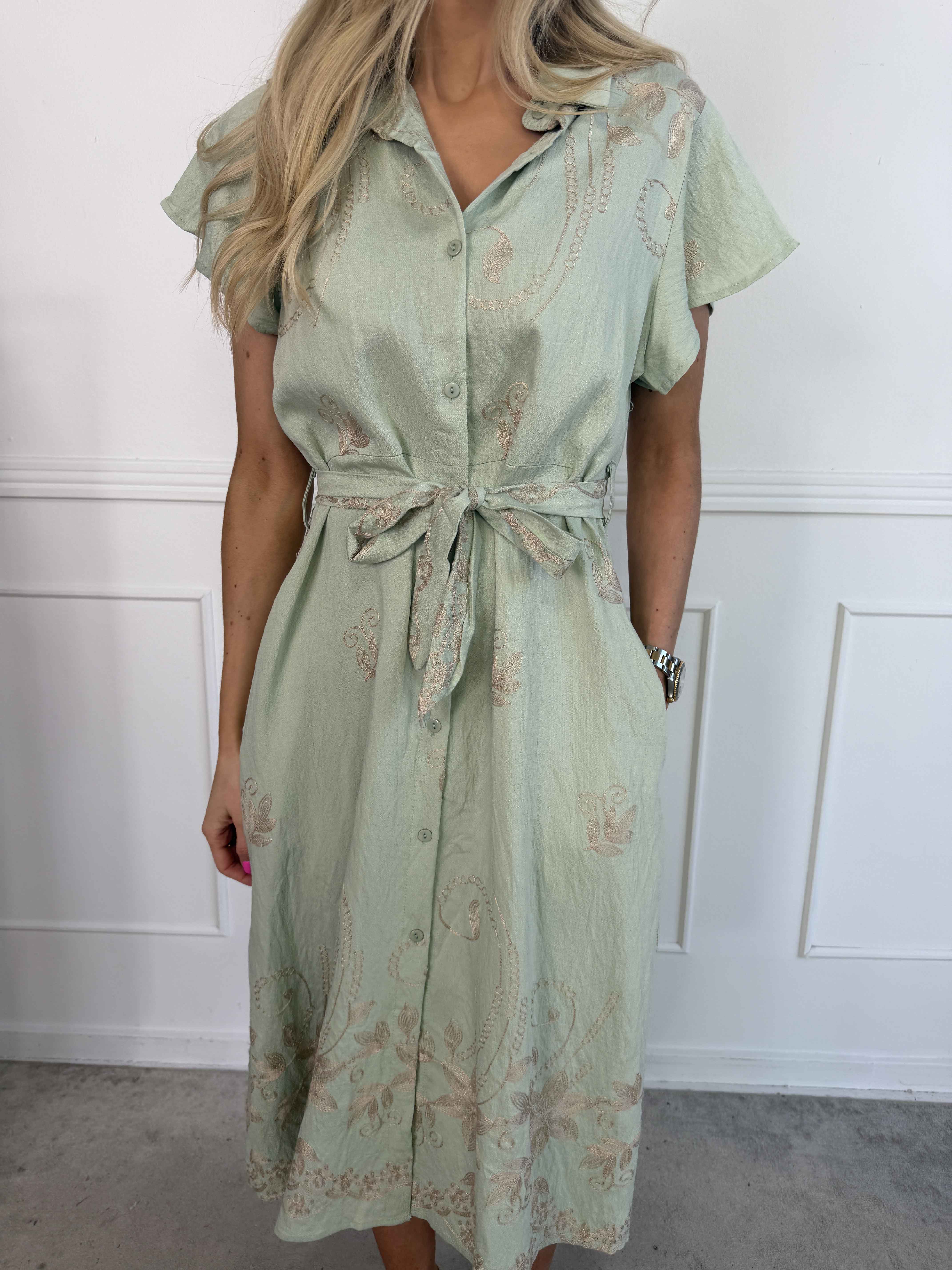 Marianne - Skjortekjole i viskose med broderede detaljer og flæseærmer.