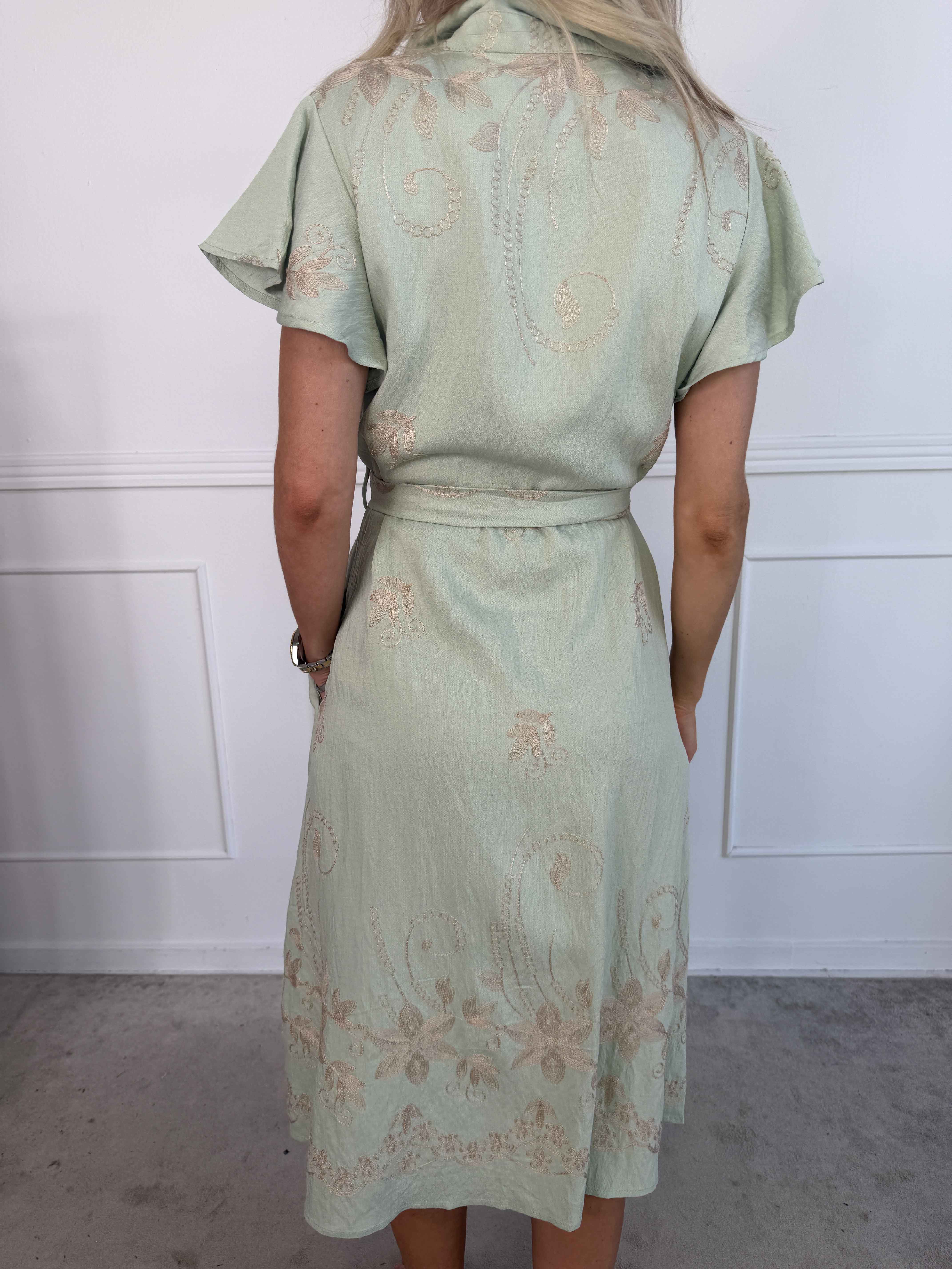 Marianne - Skjortekjole i viskose med broderede detaljer og flæseærmer.