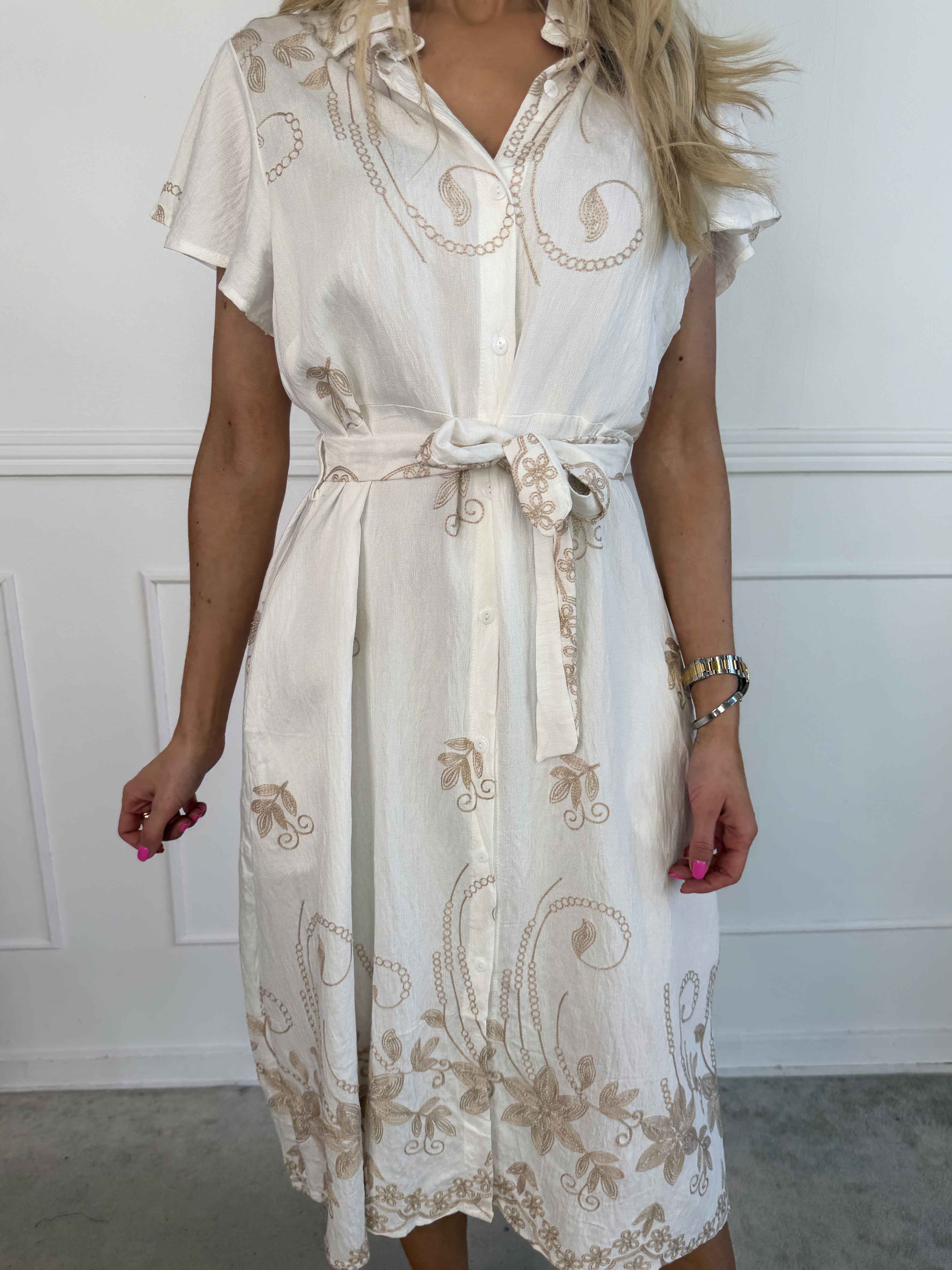 Marianne - Skjortekjole i viskose med broderede detaljer og flæseærmer.