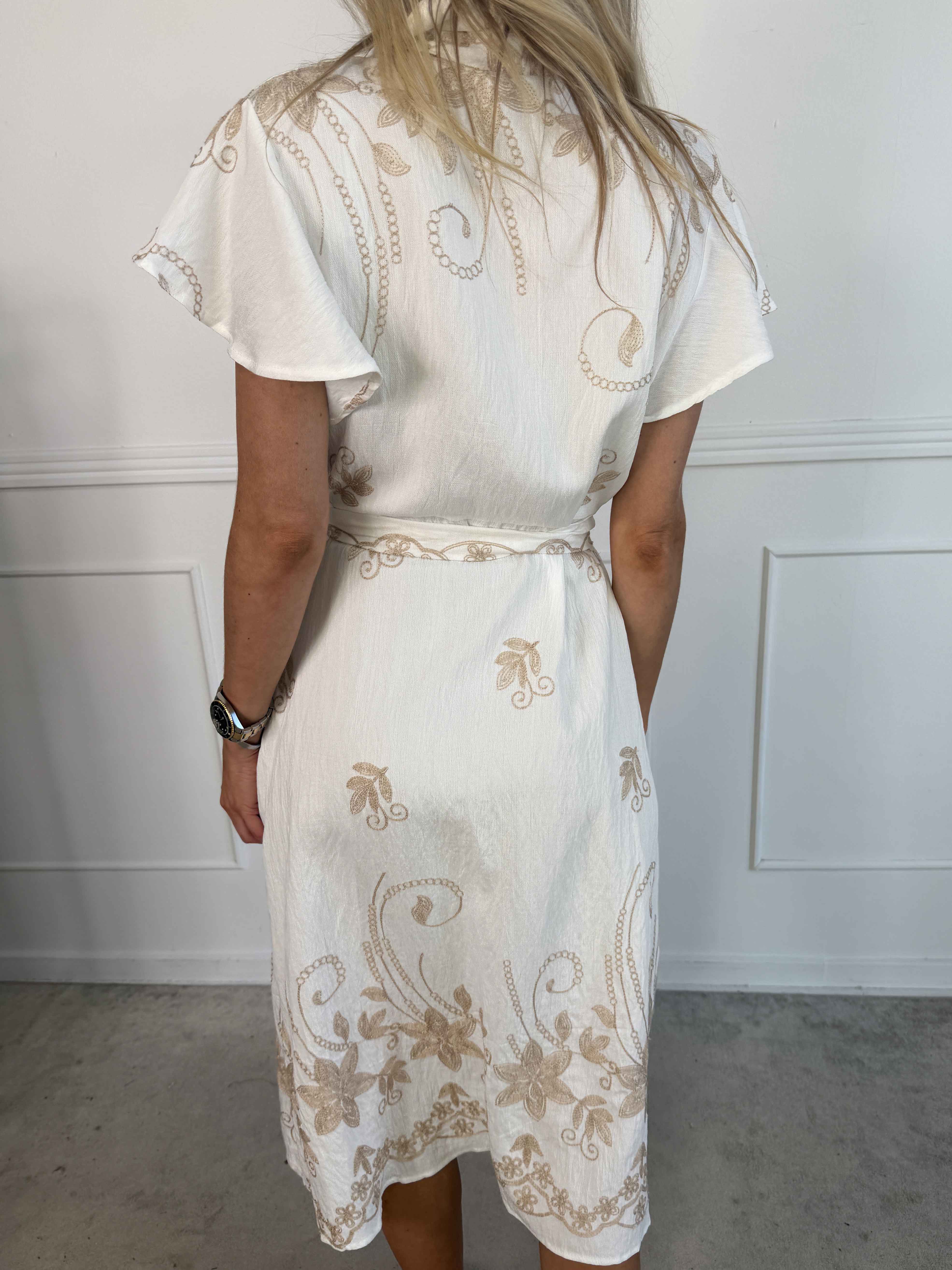 Marianne - Skjortekjole i viskose med broderede detaljer og flæseærmer.