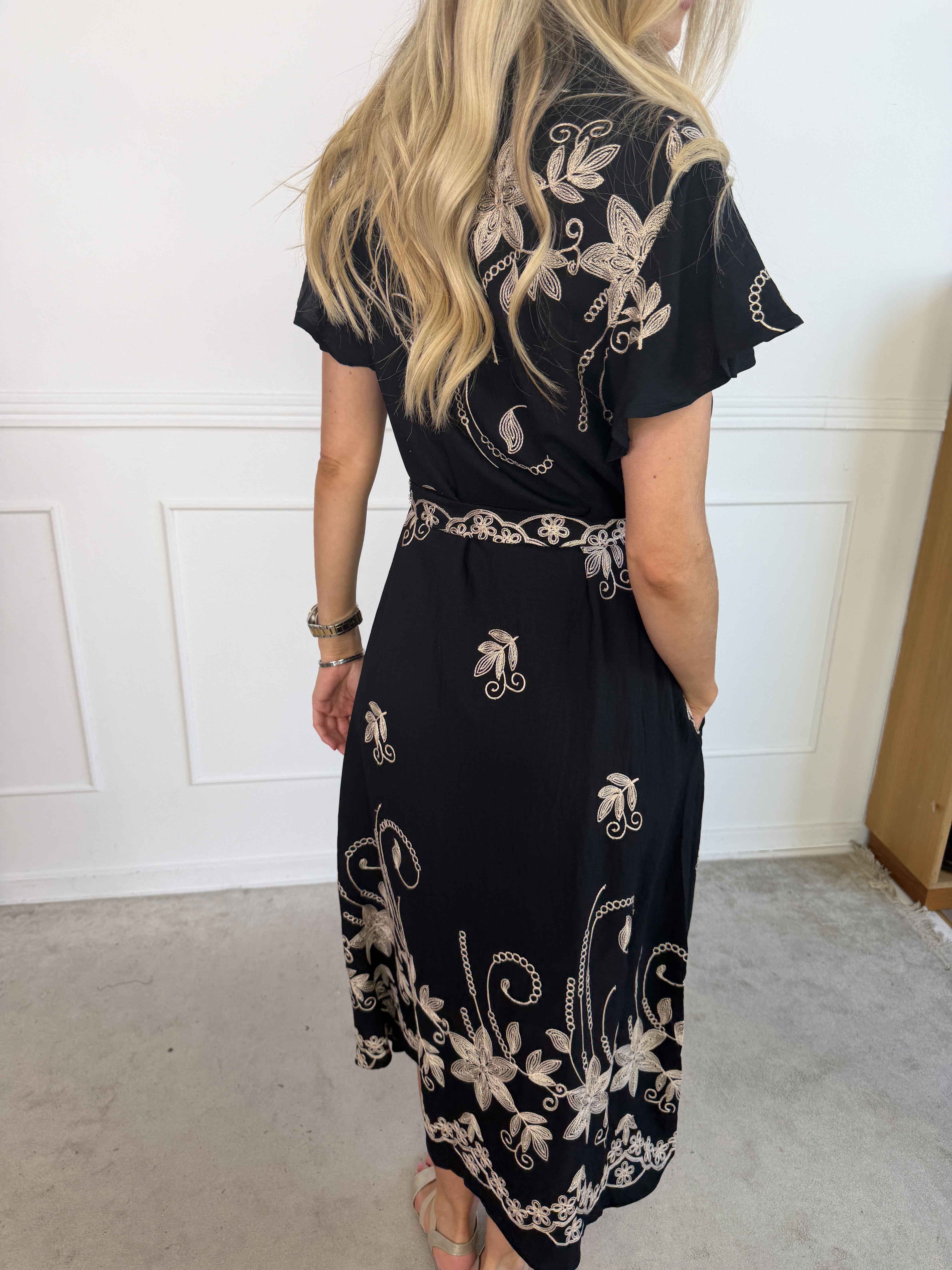 Marianne - Skjortekjole i viskose med broderede detaljer og flæseærmer.