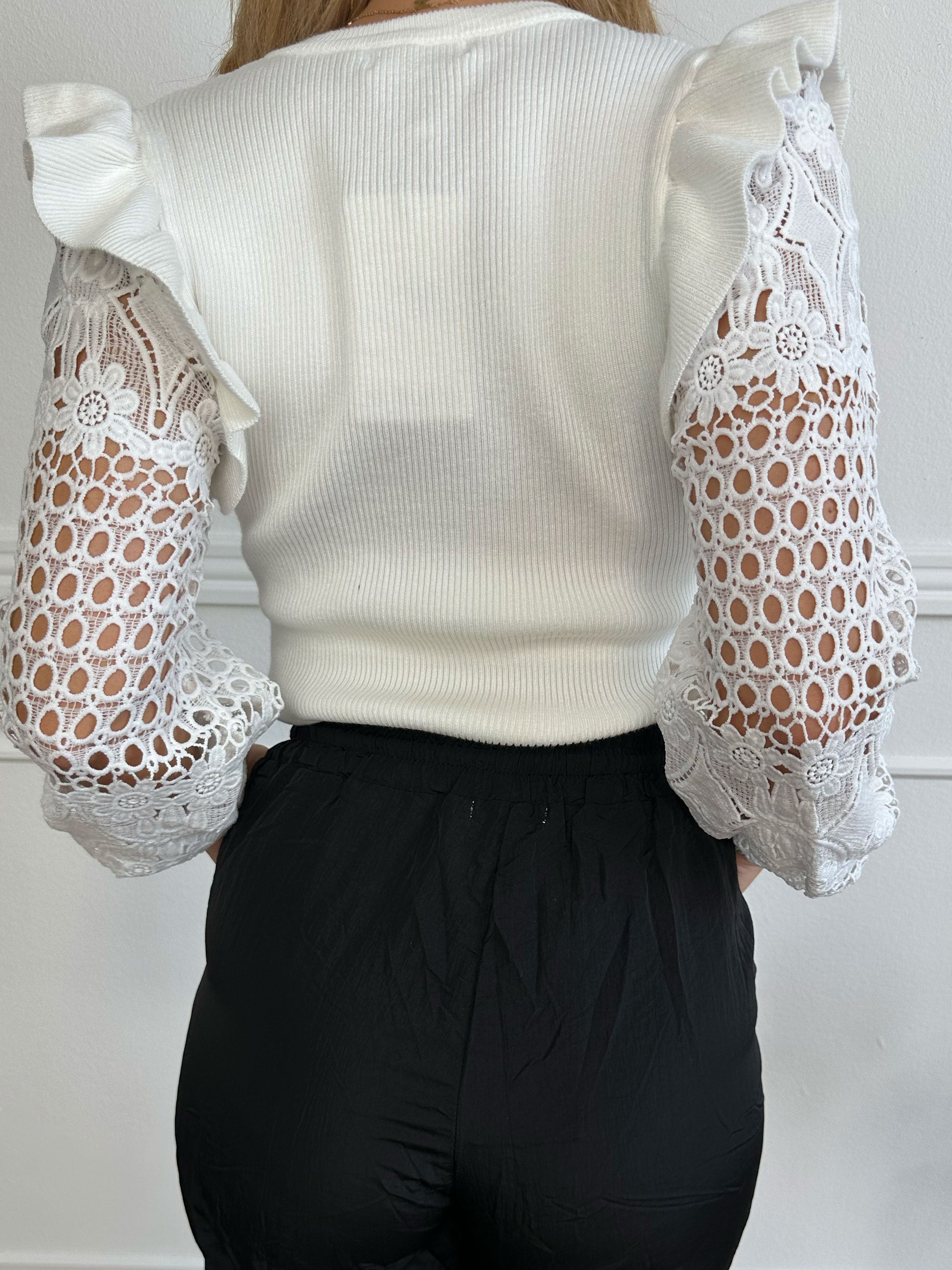 Diamond - Strikbluse med broderet ærmer og flæsedetaljer