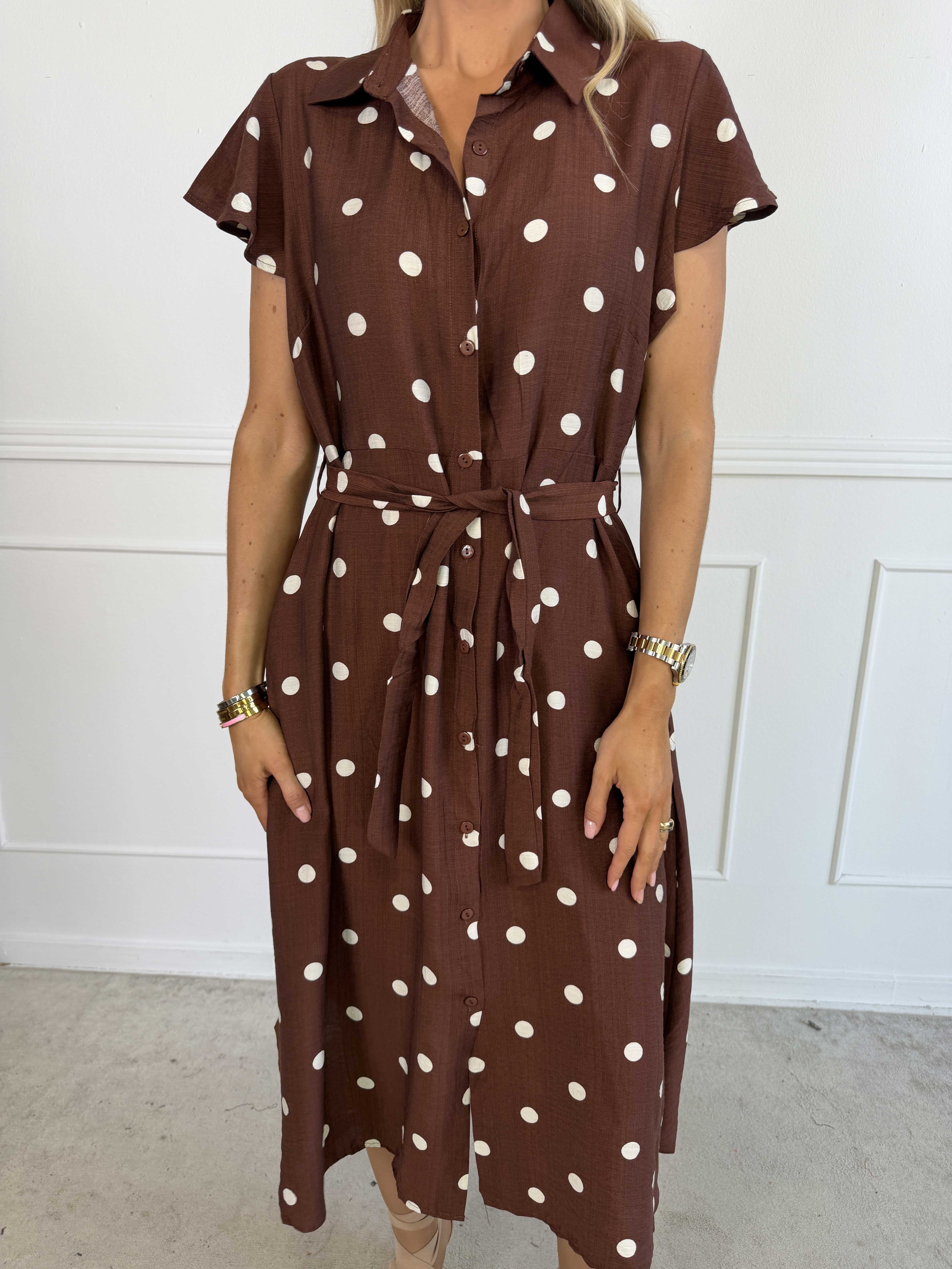 Tuva - Skjortekjole i viskose med flæseærmer og prikker