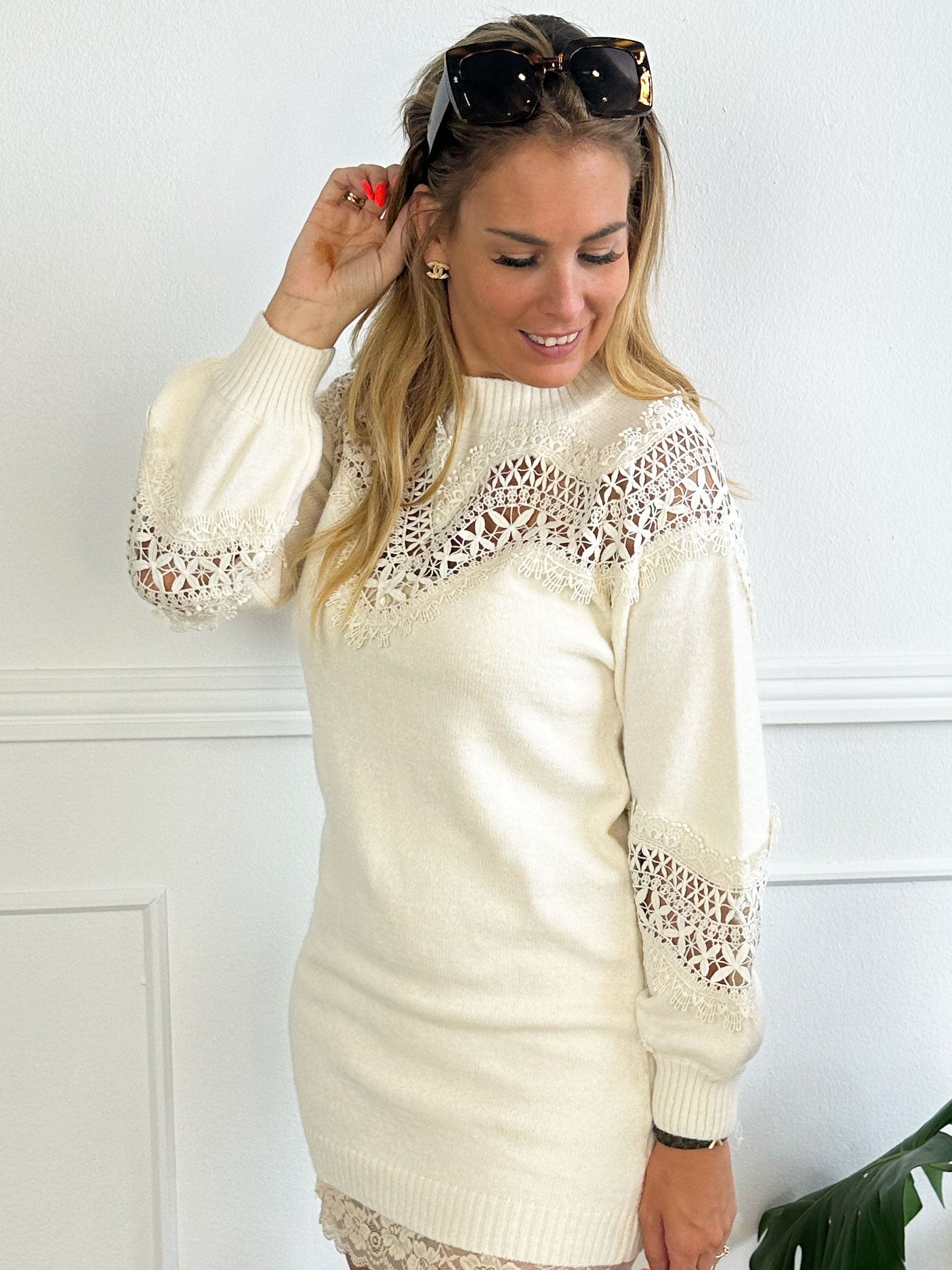 Oxana - Blød strikkjole med broderinger henover bryst og ærmer