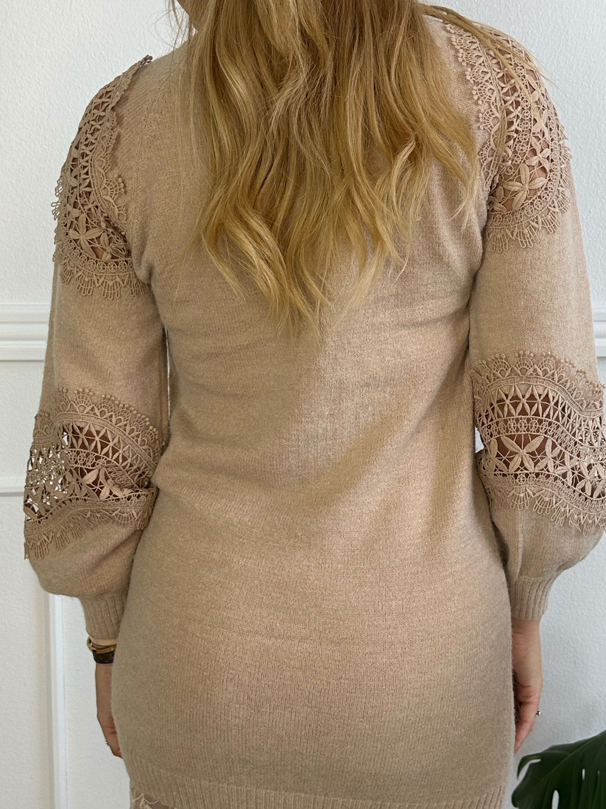 Oxana - Blød strikkjole med broderinger henover bryst og ærmer