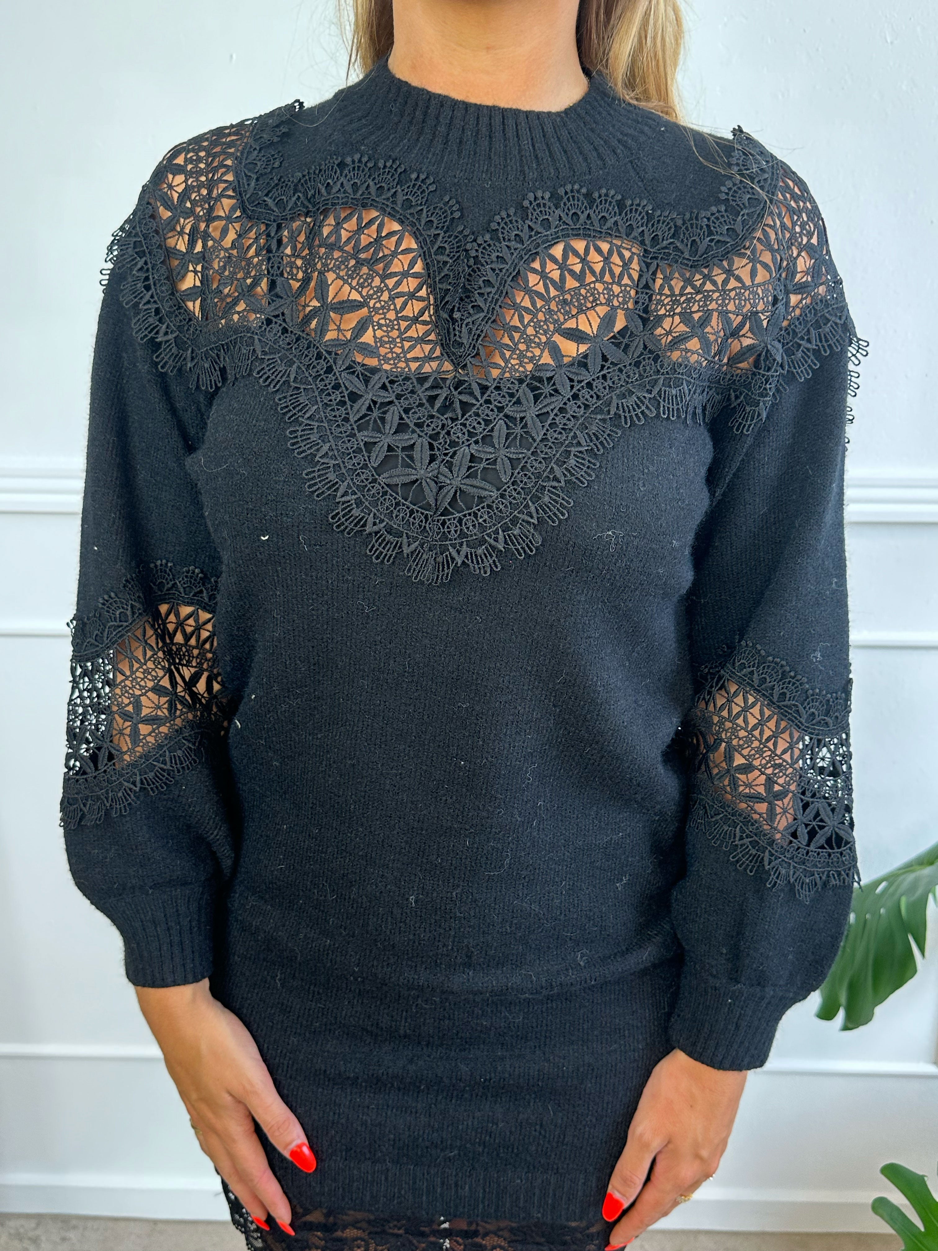 Oxana - Blød strikkjole med broderinger henover bryst og ærmer