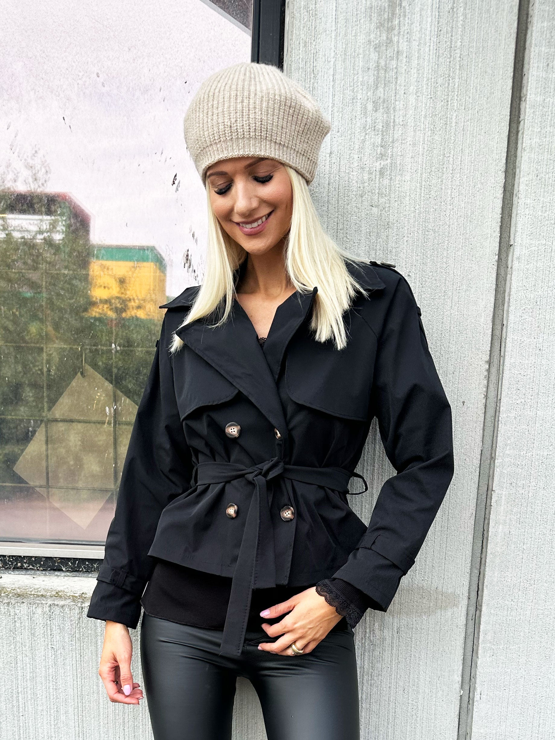 Carmen - Kort trench coat med knapper