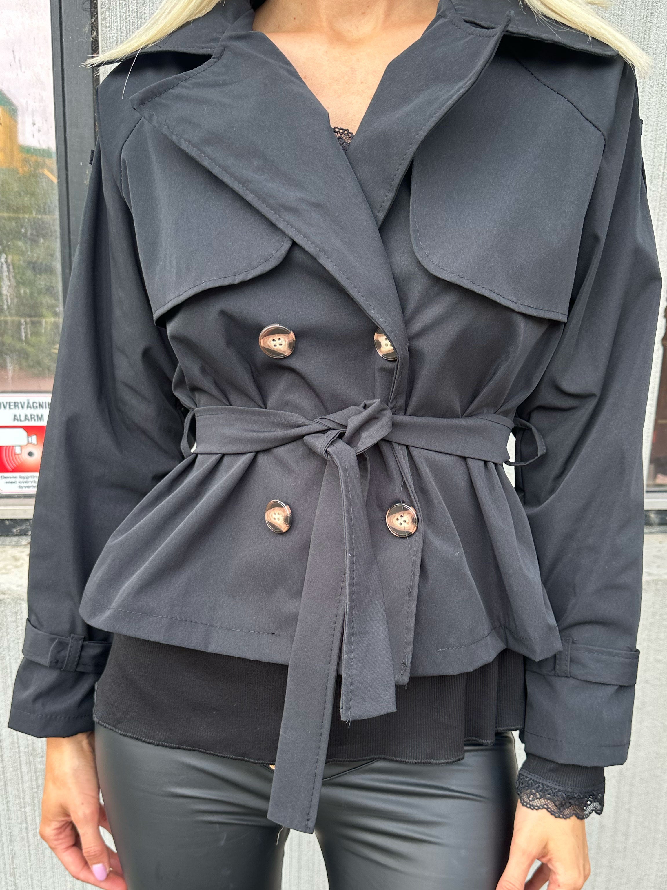 Carmen - Kort trench coat med knapper