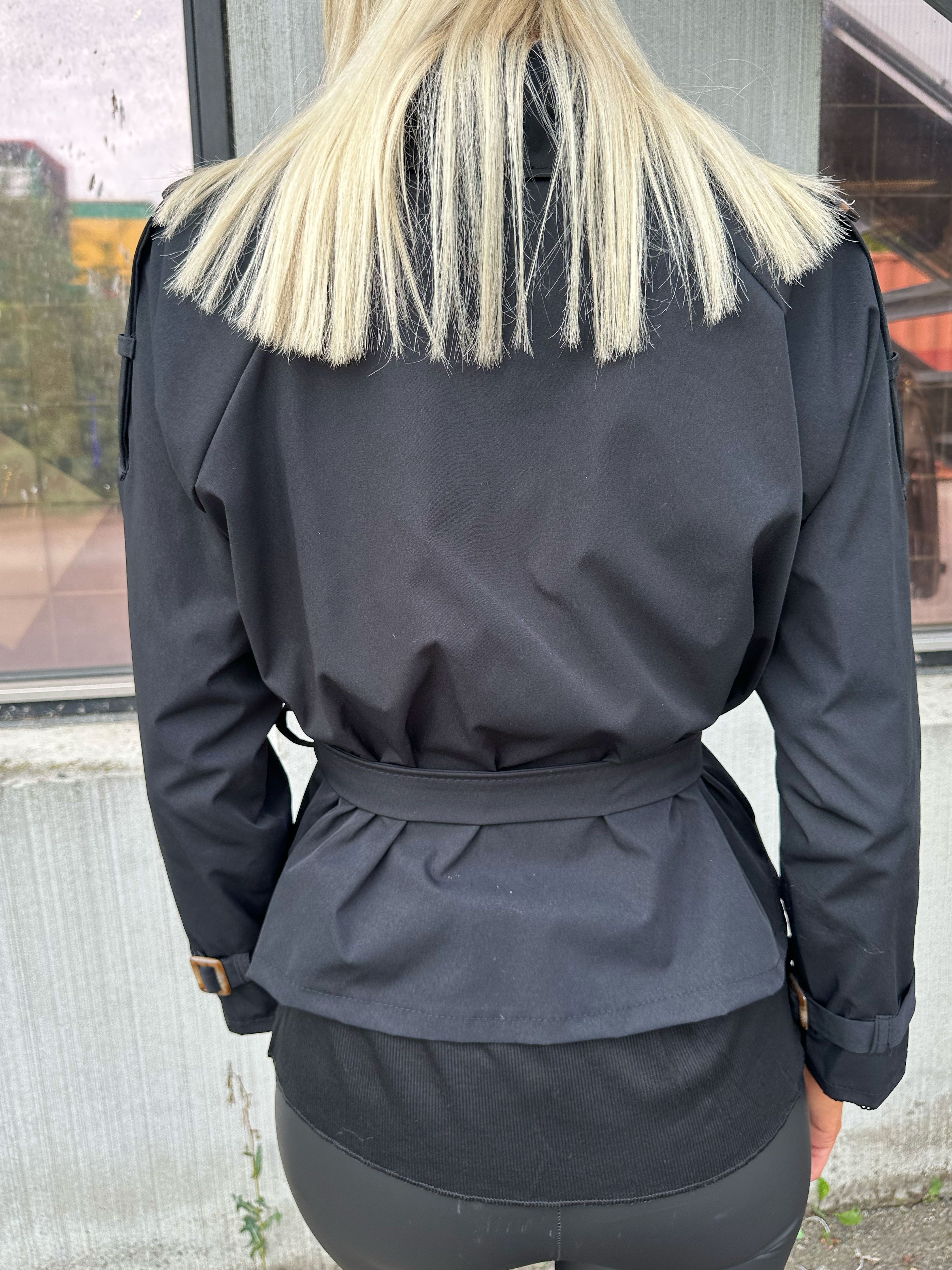 Carmen - Kort trench coat med knapper