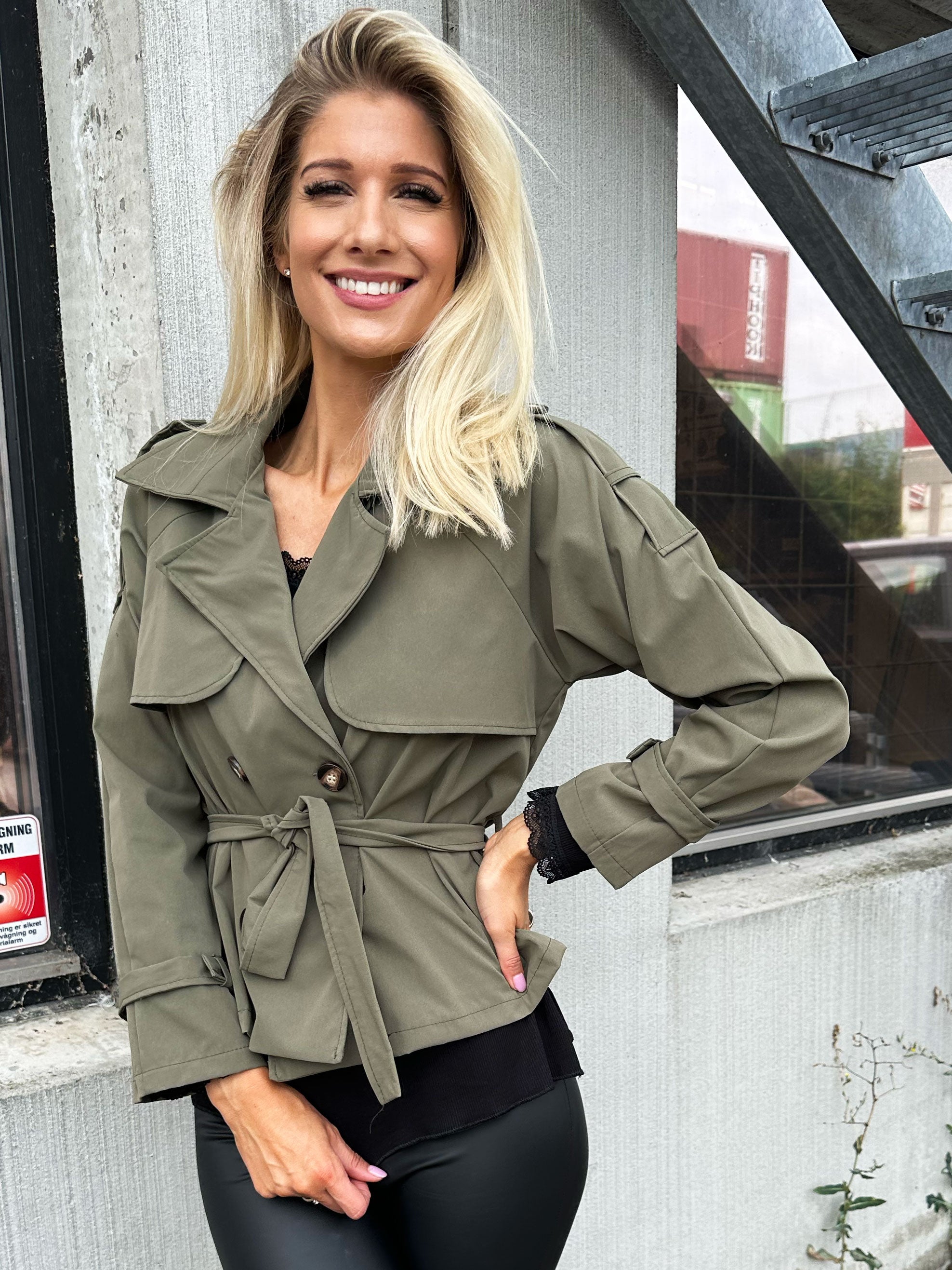 Carmen - Kort trench coat med knapper